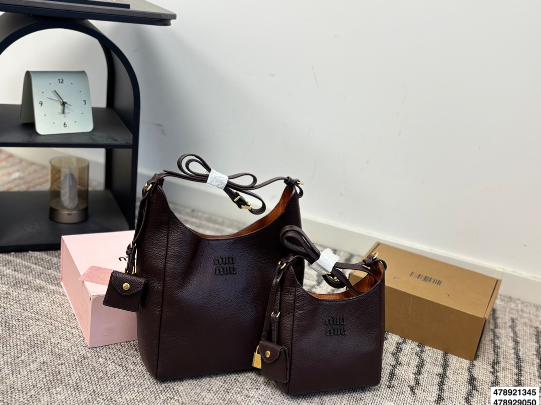 p255 p220 配盒 size:23.22/16.15 miumiu 快闪新品 牛皮细腻柔软 内里是很特别的绿色, 个人觉得单肩斜挎腋下更好看!