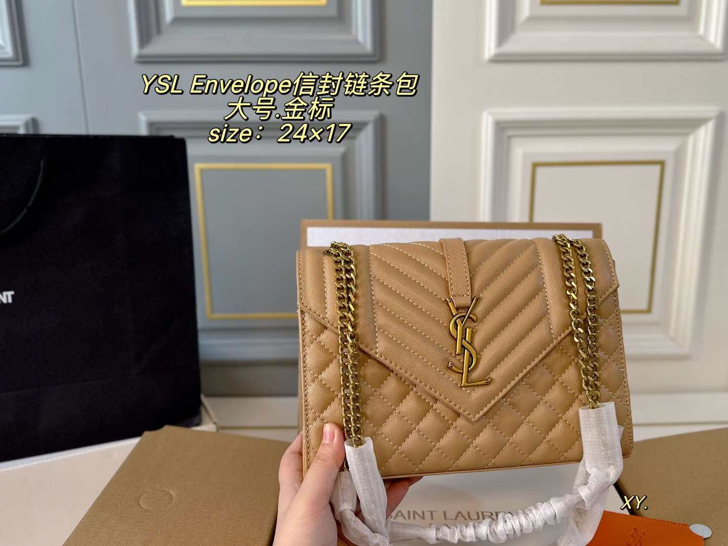 P150 大号（折叠盒飞机盒） size：24&times;17 YSL 圣罗兰Envelope 信封包链条包💕 超能装的信封包，简直美翻啦！ 包内配有镜子🪞～ 方正的包型，透露出成熟气质 斜挎、单肩、手提背都好看✅ 通勤或休闲，上身很有气场‼️