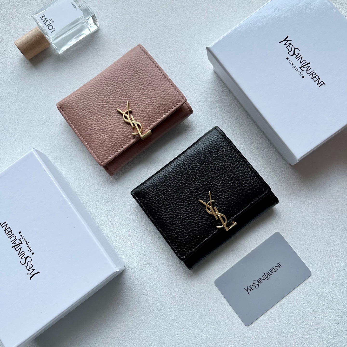 P85🎀🎀颜色 黑 粉🎀尺寸 11x10🎀圣罗兰🆕款♥三折短款钱包💕进口小牛皮质感一流👍独一无二风格,实用内阁超美超时尚美女必备单品🔥