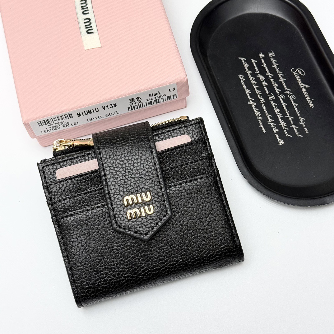 p85🎀miumiu V13🎀颜色 黑 棕🎀尺寸 11.5*10*3 🎀miumiu专柜最新款!专柜爆款热力来袭,釆用顶级进口牛皮,做工精细