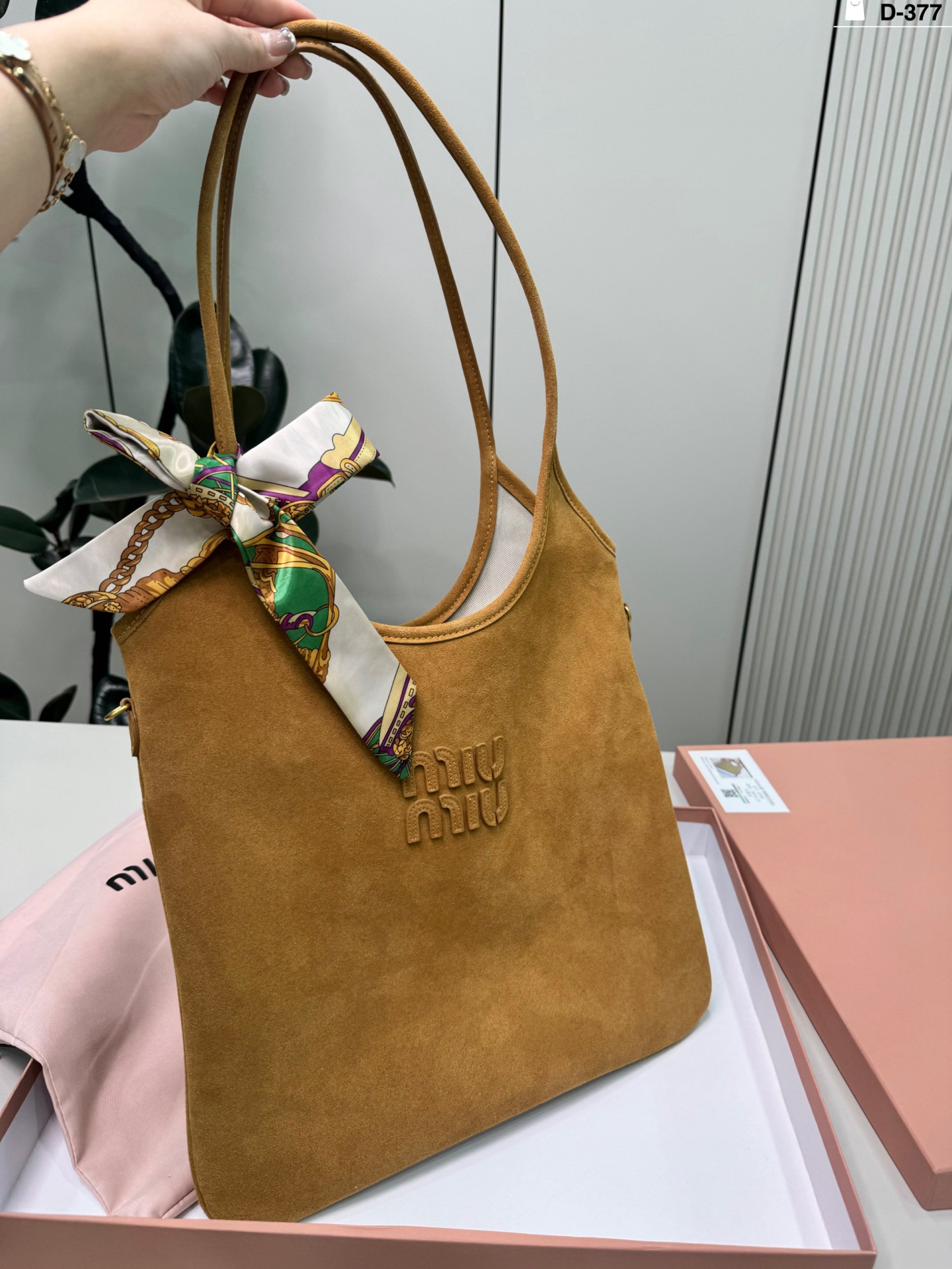 💰p155 D-377尺寸35×33配盒 miumiu缪缪ivy托特包 有种谁背都是萌萌的既视感hahaha~ 帆布牛皮皮质哦!