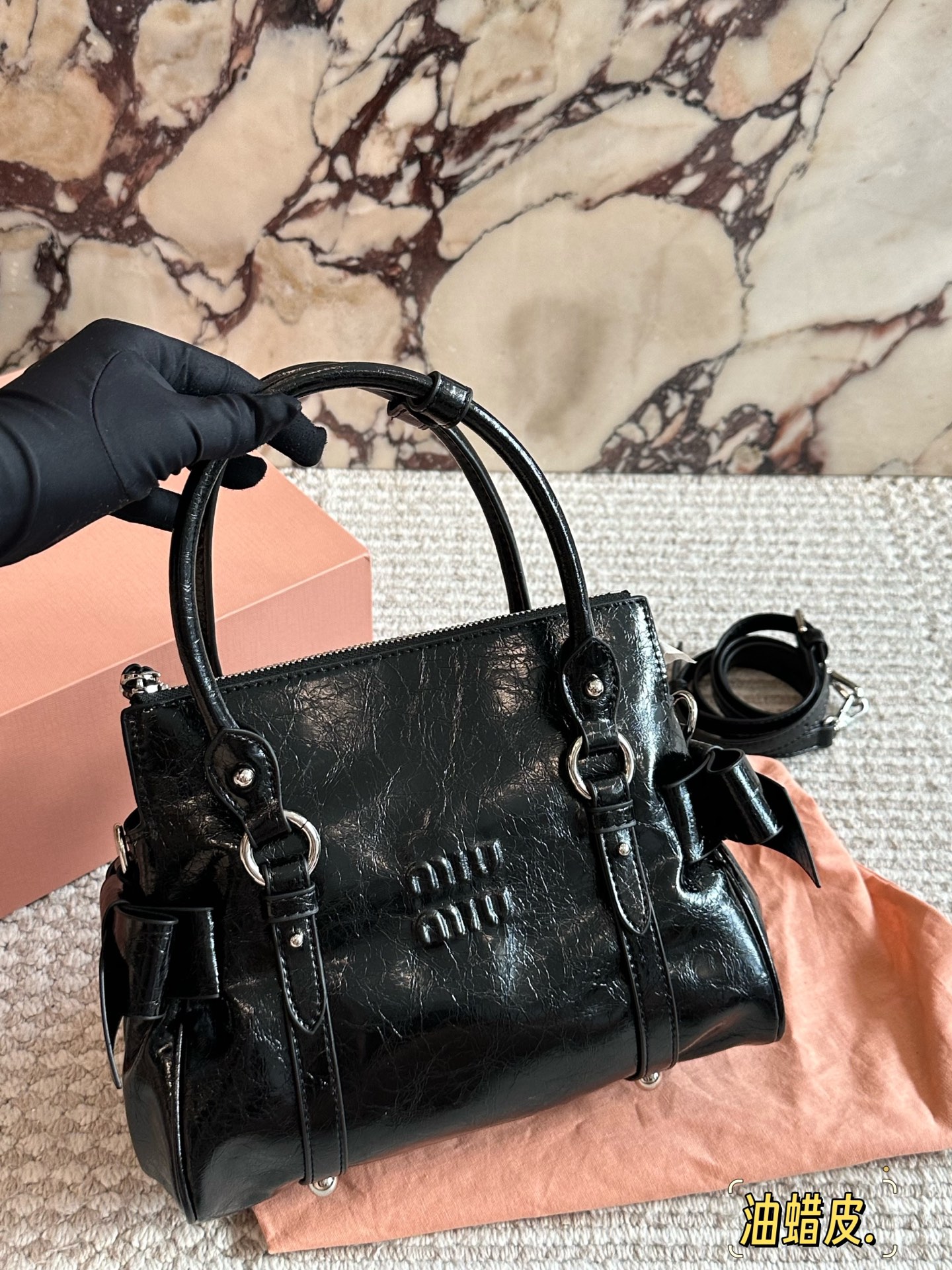 p280 MiuMiu蝴蝶结机车包 ✨MiuMiu蝴蝶结机车包,油蜡小牛皮材质,细腻光泽+复古褶皱感,摩卡棕配银色五金,甜酷复古风满分!两侧蝴蝶结超少女,手提斜挎都OK,日常通勤、休闲出街都能轻松驾驭👜。容量适中,手机、化妆品都能装,实用又时髦,是MiuMiu经典复刻款,复古与现代感兼具,超适合喜欢个性风格的姐妹们!💖25cm配盒子