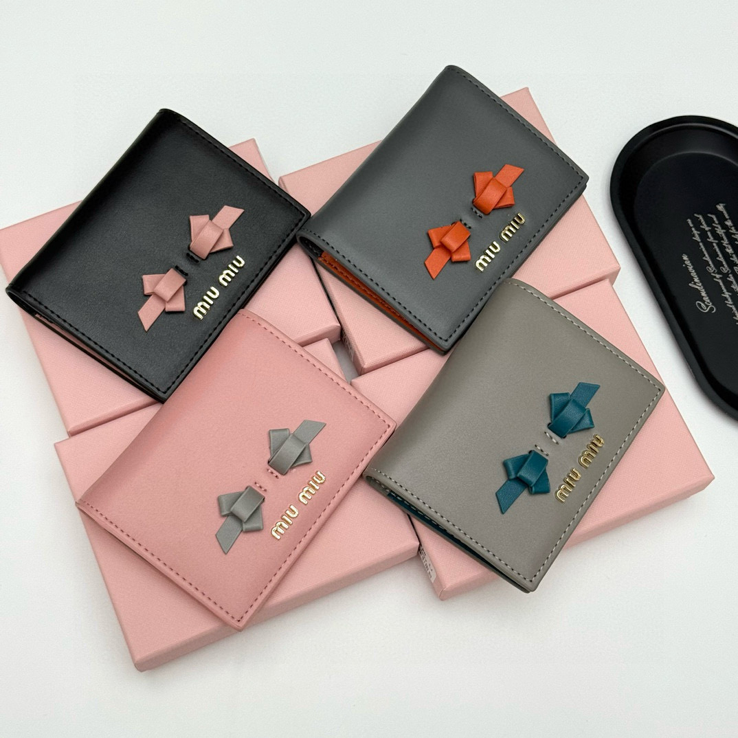 📢📢📢p95 🍒 miumiu 947 颜色：黑色 粉色 深灰色 浅灰色 尺寸：11.5*10*3 说明:miumiu专柜最新款火爆登场！采用头层牛皮，做工精致， 媲美专柜！多功能小钱包，超级精致时尚！