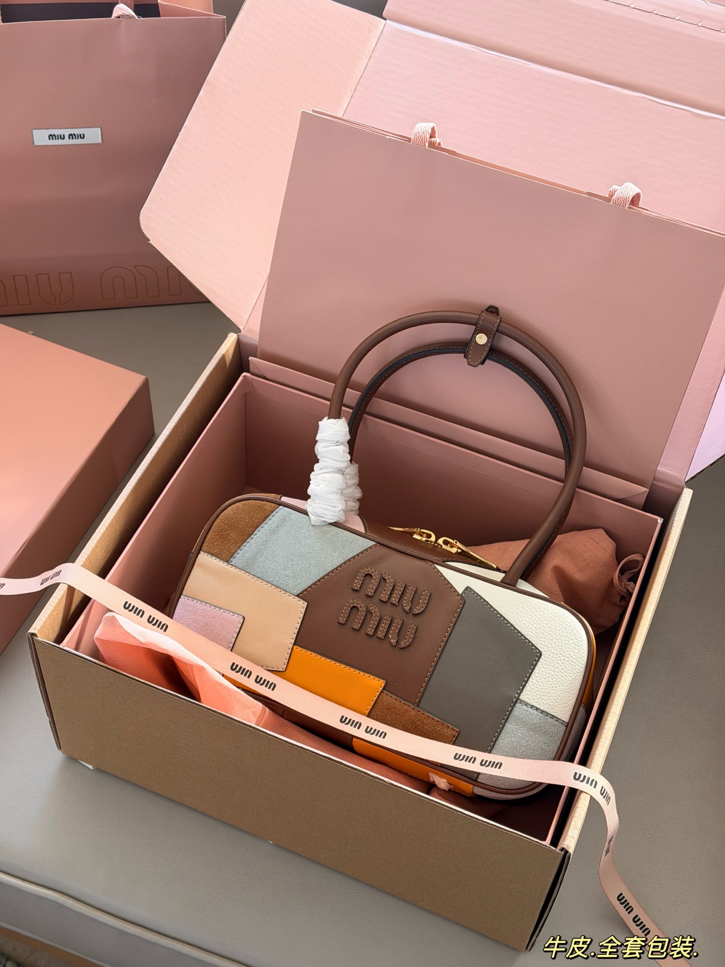 💰320 配盒 size：28*15cm miumiu保龄球/公文包 Miu又来抢钱了新款腋下公文包 来咯 ！ 背起来都很nice 哦 可手拎也可斜挎！ 出场就是miumiu小公主！