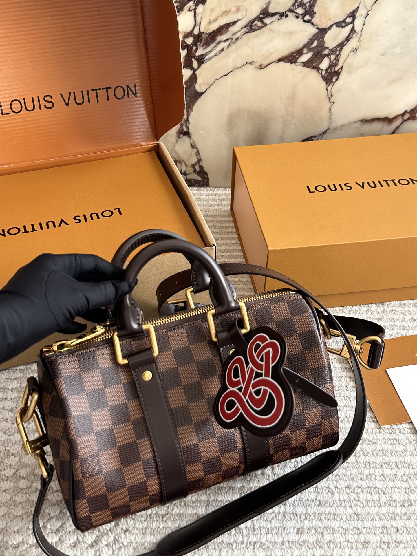 ¥220 Lv X Nigo Keepall xs 21 枕头包 手袋是一款理想的都市手袋。 标志性的造型与经典的 Monogram 帆布,加之多种携带方式和奢华的天然牛皮饰边为该包平添一份时尚前卫之感。尺寸:25 14cm全套礼盒