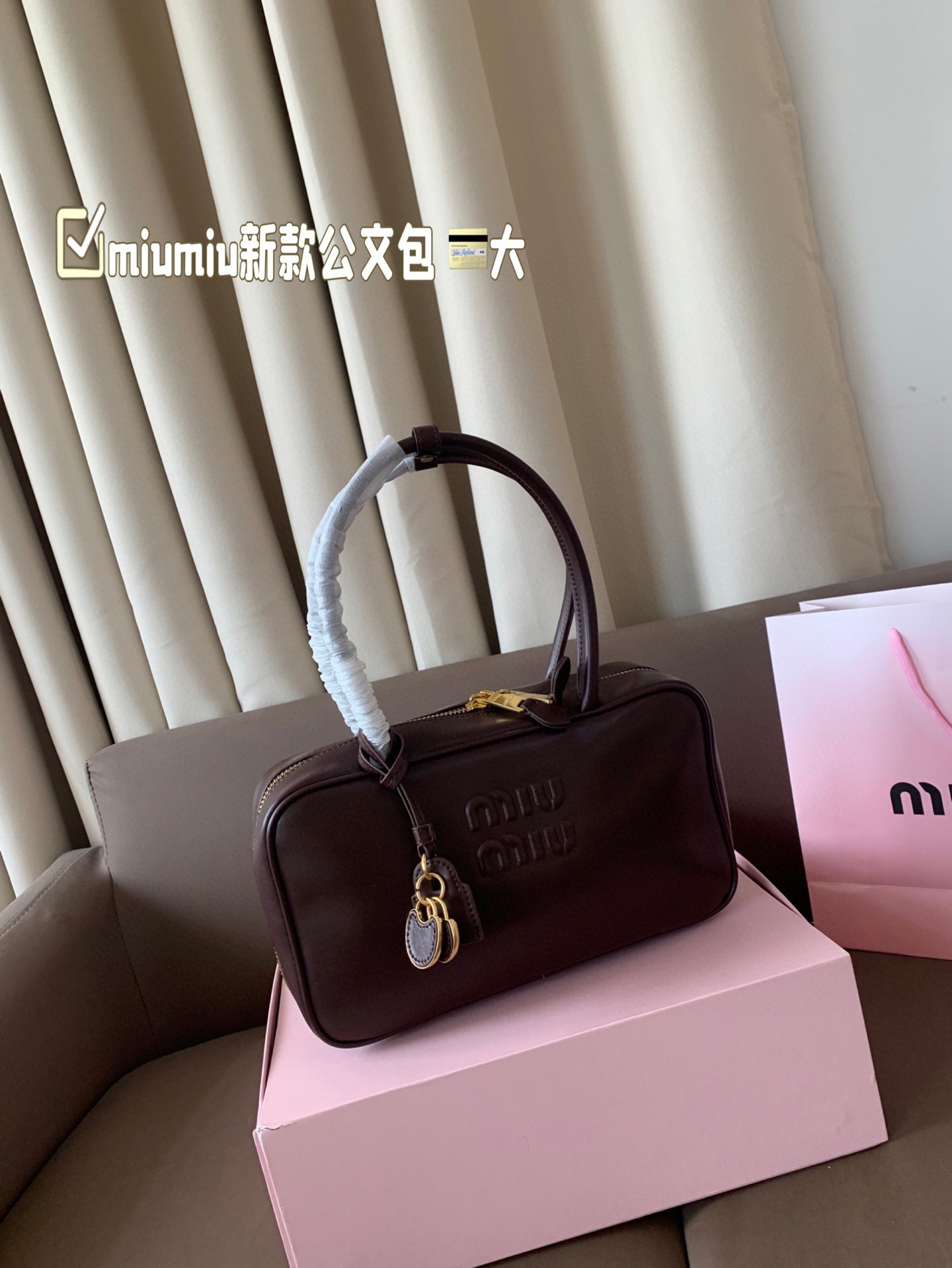 大P260 miumiu新款公文包 今年的风刮的太猛了 老多爆款了! 这款的版型太受欢迎! #miumiu 这一季不管是单肩包 #miumiu包 还是托特包都超级可爱! 尺寸 大29*17