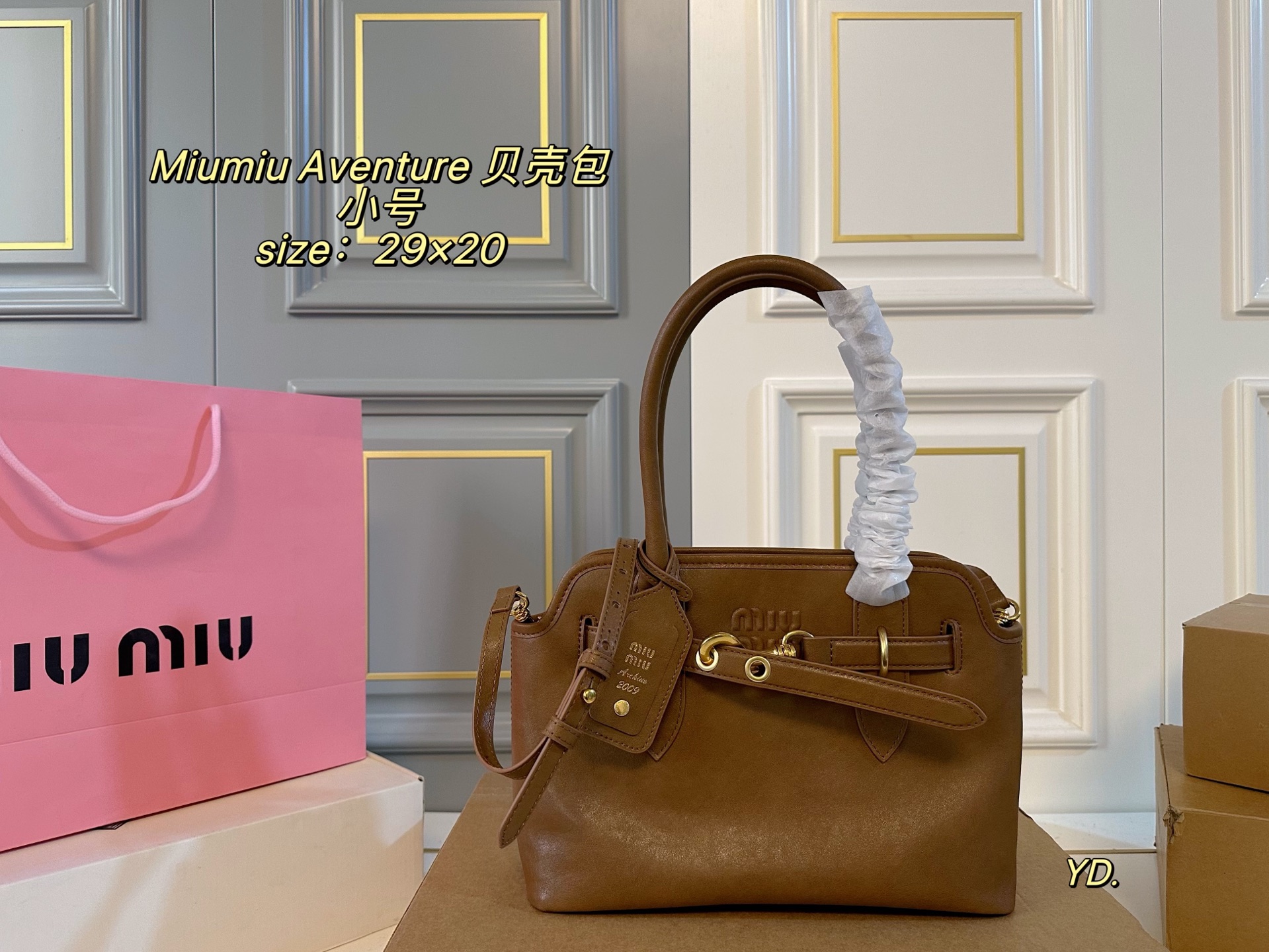 P230小号（无盒） size：29&times;20小号 MiuMiu缪缪新款Aventure24贝壳包 💕 皮质有种做旧年代感 复古感满满 自重轻，设计感强，洋气时髦 超大空间，又高级又能装‼️