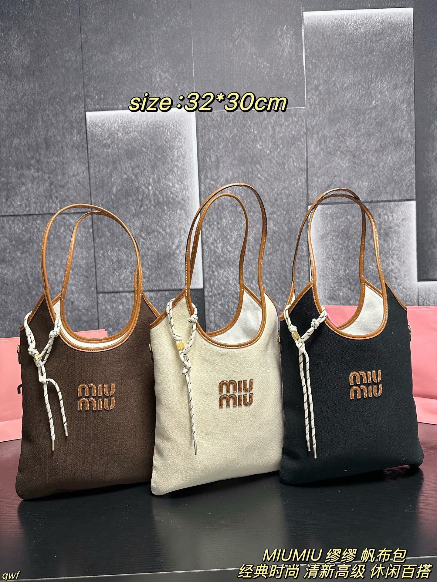 P155配盒 MIUMIU 缪缪 帆布包 Miumiu IVY帆布～是谁的包啊！也太好看了吧 一直的断货款，帆布材质搭配棕色皮质轮廓、自然色的帆布自带文艺风，再搭配miumiu 字母logo，整个包包尽显清新高级，非常轻盈 上身日常携带休闲百塔，日常出行容量也刚刚好 尺寸：32*30cm