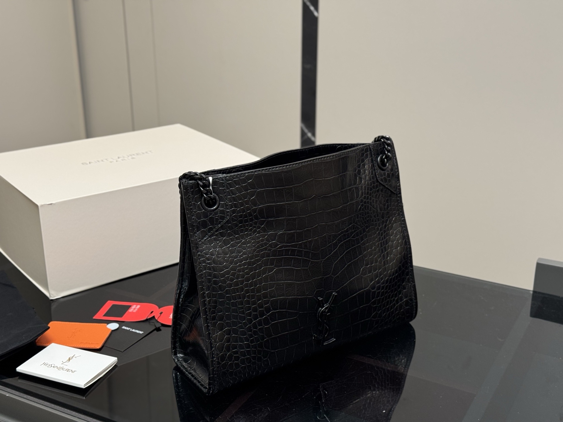 &yen;200 配全套包装 size：32*27 圣罗兰的托特包 抓皱油蜡牛皮 niki shopping bag 很不一样杨树林 niki和这款托特确实是别出心裁的设计有种莫名其妙的时髦