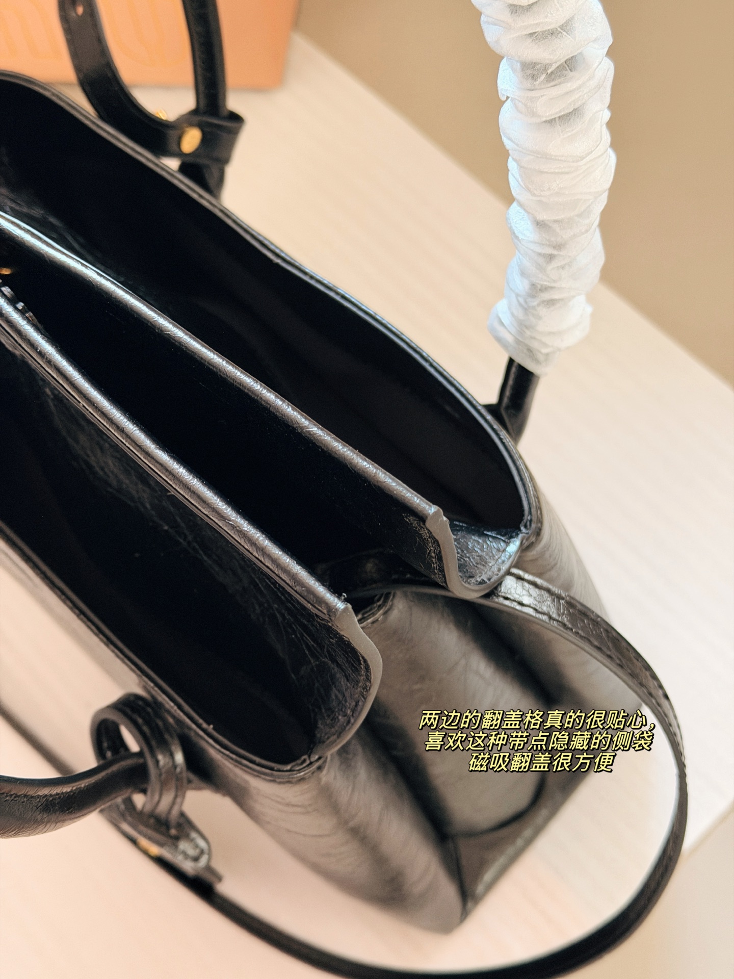 💰225 配盒 size：28*20cm Miumiu Solitaire用上了! 这只Solitaire简直让我一眼万年! 复古调调拿捏得死死的， 亮面皮超级好看 质感也超好！ 两边的翻盖格设计真的很贴心， 磁吸翻盖很方便 可手提可单肩可斜挎， 从实用性来说，这只Solitaire真的nice！