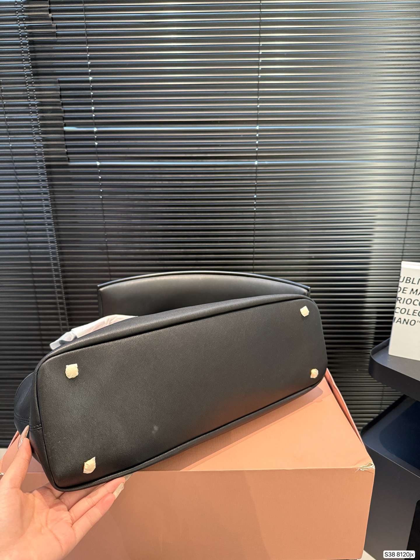 P240 配折叠盒子 麂皮缪缪托特 要么说今年MIUMIU确实“妖”呢 不得不承认MIUMIU现在的产品越来越受欢迎了,不仅仅女生的适龄段继续年轻化,男生的关注度也越来越高,而且营销的确也跟得上,时装周期间的热搜数量就很说明问题~尺寸:45 23货号8120