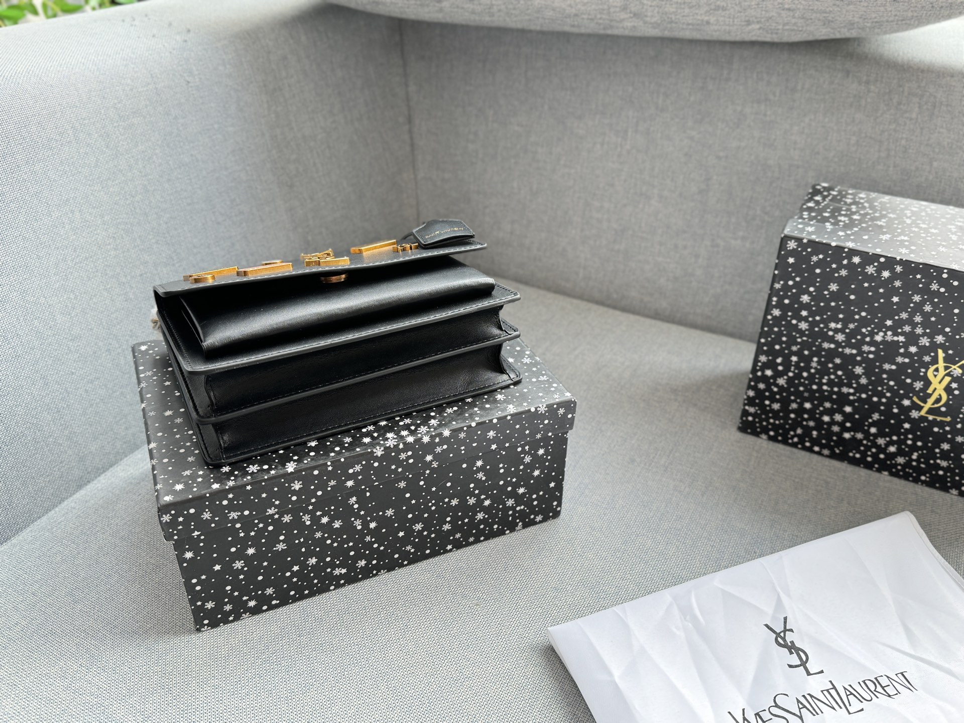 💰130 天地盖 size：22&times;15 圣罗兰 YSL SUNSET 徽章 日落包单肩斜挎手提包 链条包 低调奢华又复古计。包身硬挺，风琴式翻盖+徽章装饰，细节满分! 小巧实用，通勤休闲都 OK。内部多层隔层，收纳力强，链条肩带可单肩/斜挎，百搭灵活。