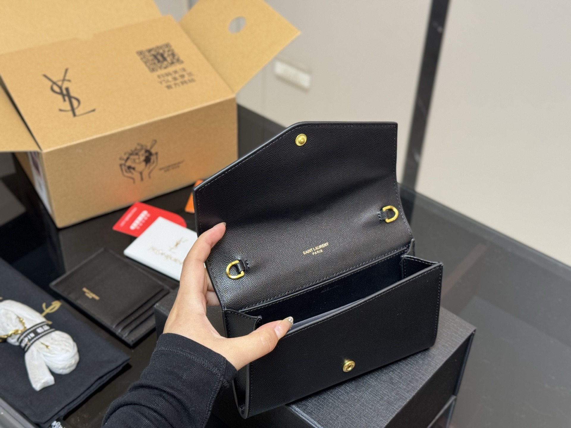 ¥150 配折叠盒飞机盒 size:19*12cm 圣罗兰 woc二合一信封包 牛皮看起来质感特别好!耐磨耐用! 🉑️斜挎🉑️