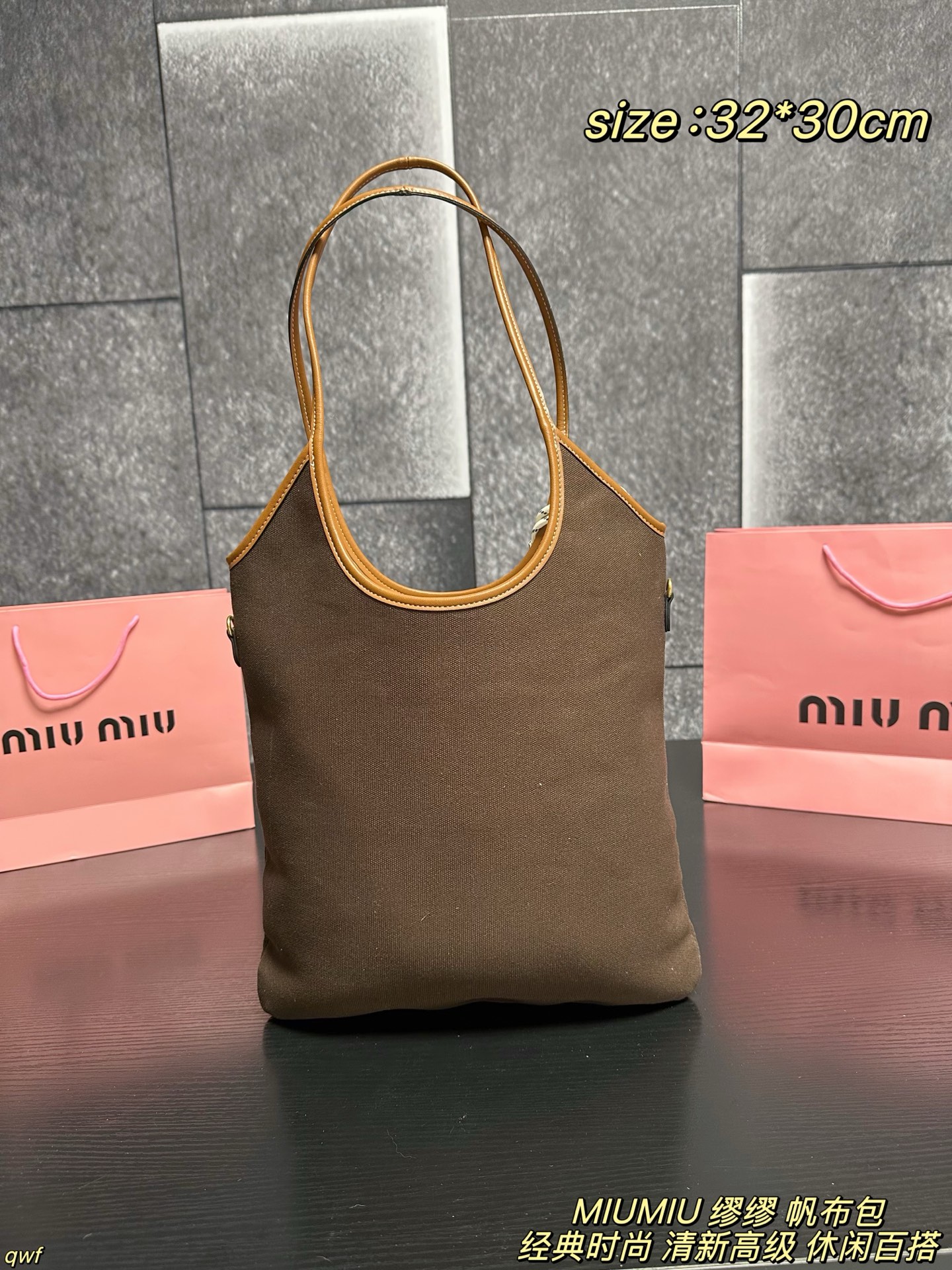 P155配盒 MIUMIU 缪缪 帆布包 Miumiu IVY帆布～是谁的包啊！也太好看了吧 一直的断货款，帆布材质搭配棕色皮质轮廓、自然色的帆布自带文艺风，再搭配miumiu 字母logo，整个包包尽显清新高级，非常轻盈 上身日常携带休闲百塔，日常出行容量也刚刚好 尺寸：32*30cm