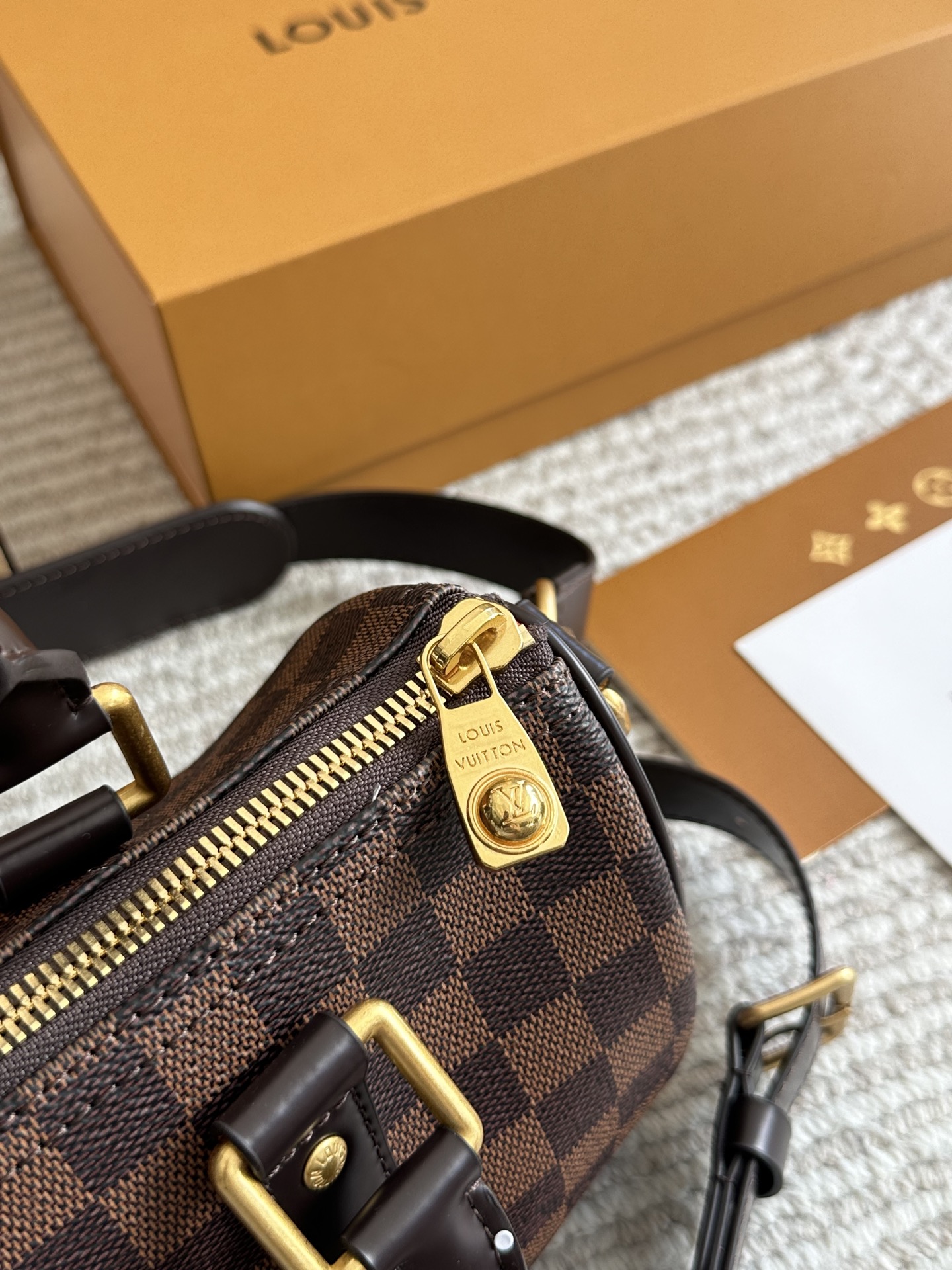 ¥220 Lv X Nigo Keepall xs 21 枕头包 手袋是一款理想的都市手袋。 标志性的造型与经典的 Monogram 帆布,加之多种携带方式和奢华的天然牛皮饰边为该包平添一份时尚前卫之感。尺寸:25 14cm全套礼盒
