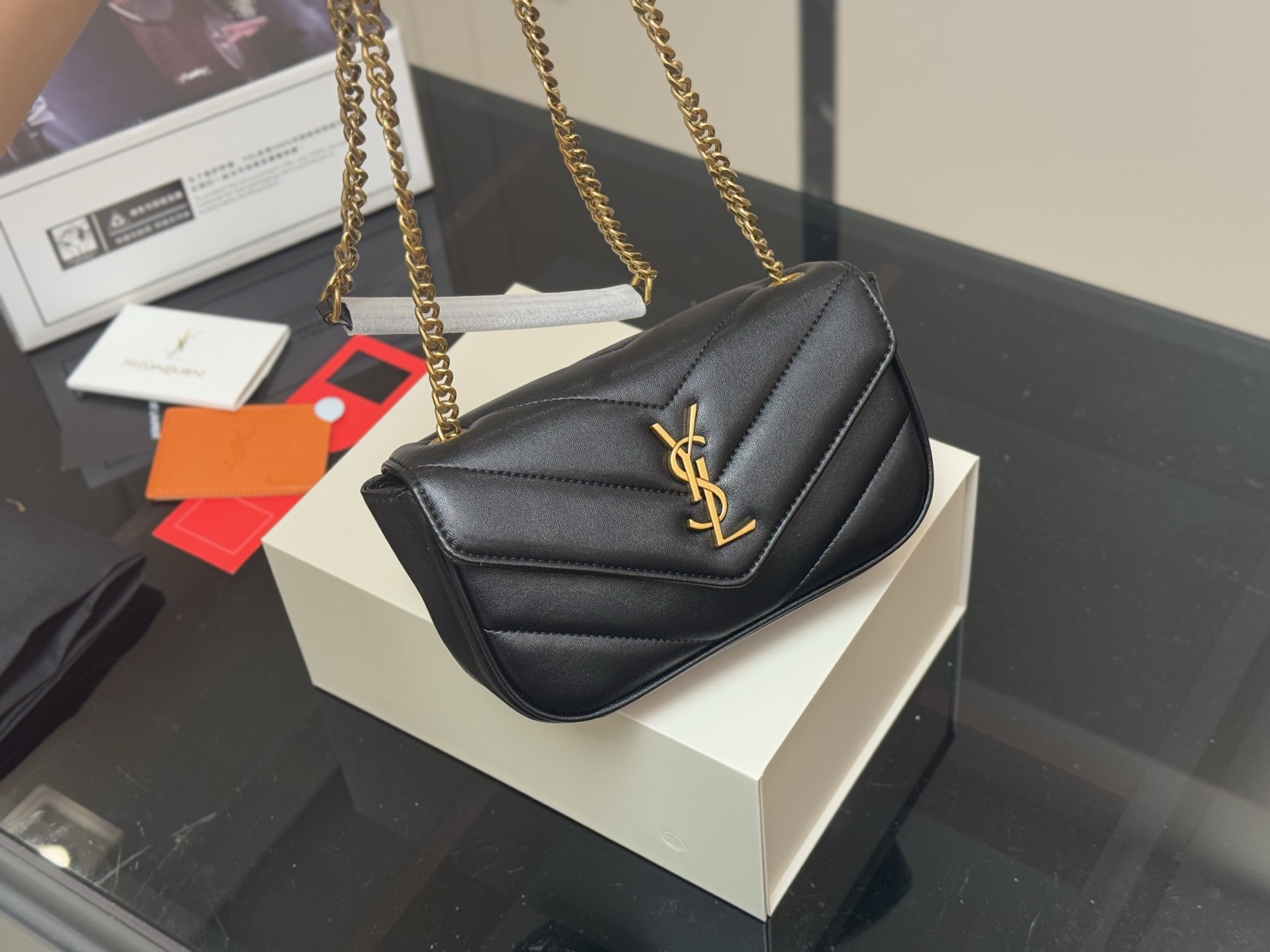 &yen;170 配折叠盒飞机盒 size：20.13cm ysl LOULOU PUFFER 圣罗兰软乎乎 黑金louloupuffer云朵包 中号的尺寸刚刚👌 搜索🔍圣罗兰ysl