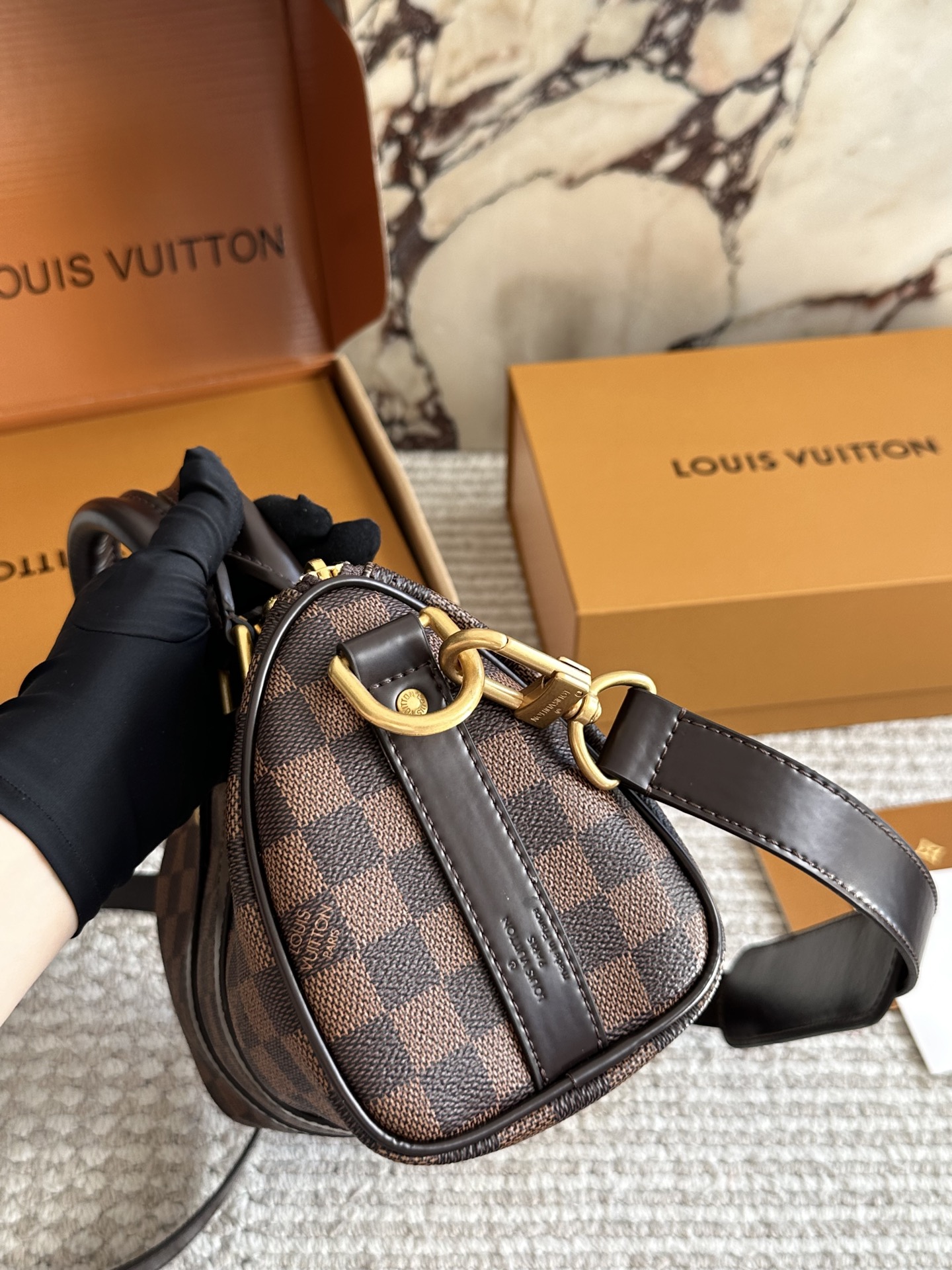 ¥220 Lv X Nigo Keepall xs 21 枕头包 手袋是一款理想的都市手袋。 标志性的造型与经典的 Monogram 帆布,加之多种携带方式和奢华的天然牛皮饰边为该包平添一份时尚前卫之感。尺寸:25 14cm全套礼盒