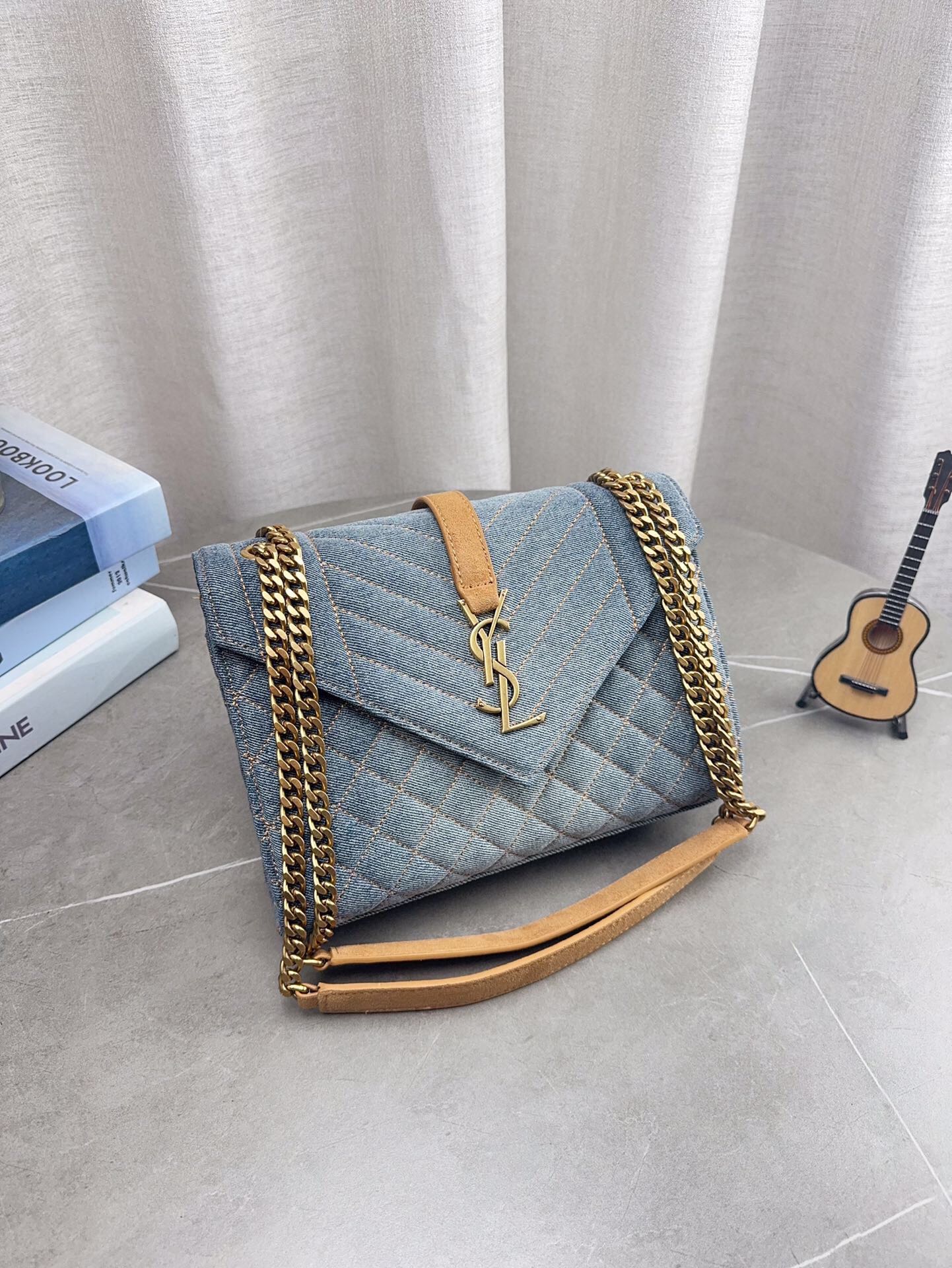 折叠飞机礼盒包装 高品质YSL圣罗兰牛仔链条信封包 简约才是百搭公式。 复古又时髦，妥妥的街拍神器。 出街通勤都可。 容量很大，可肩背、斜挎。 搭配很显高级感。 是帅气女孩不可缺少的一款经典存在。 尺寸24*17cm p185
