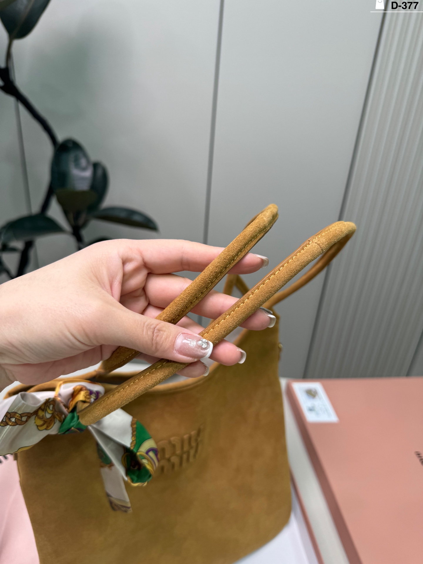 💰p155 D-377尺寸35×33配盒 miumiu缪缪ivy托特包 有种谁背都是萌萌的既视感hahaha~ 帆布牛皮皮质哦!