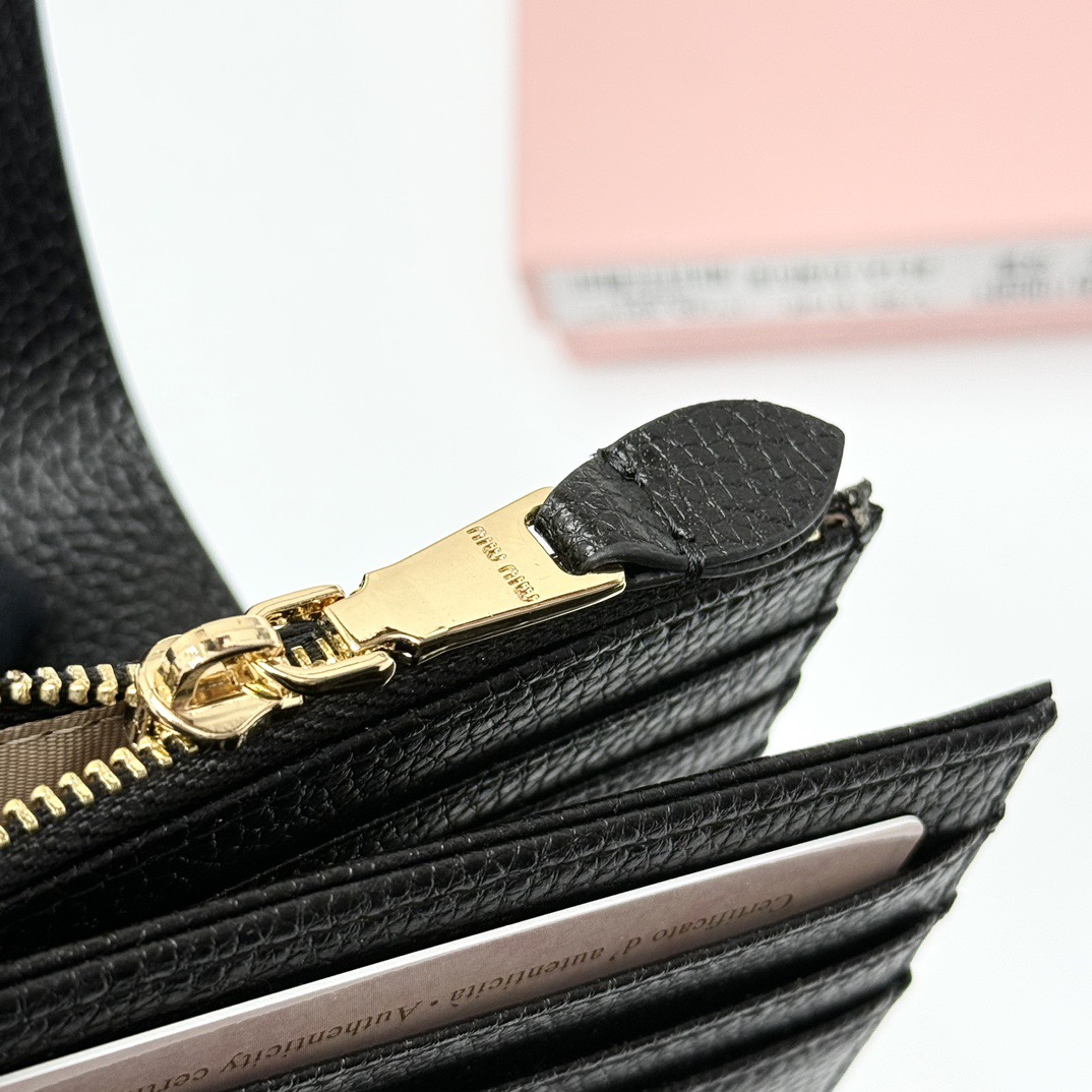 p85🎀miumiu V13🎀颜色 黑 棕🎀尺寸 11.5*10*3 🎀miumiu专柜最新款!专柜爆款热力来袭,釆用顶级进口牛皮,做工精细