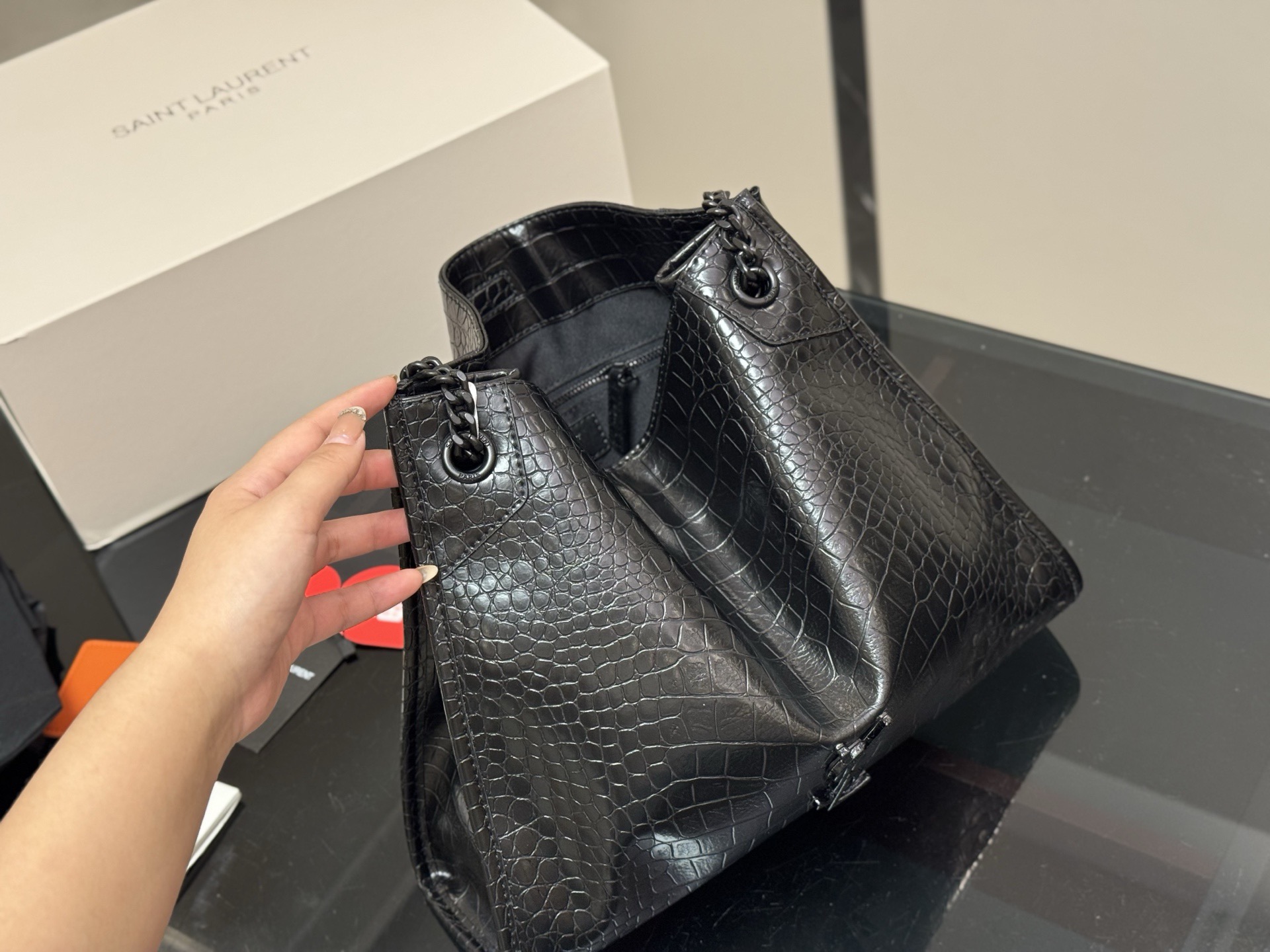 &yen;200 配全套包装 size：32*27 圣罗兰的托特包 抓皱油蜡牛皮 niki shopping bag 很不一样杨树林 niki和这款托特确实是别出心裁的设计有种莫名其妙的时髦