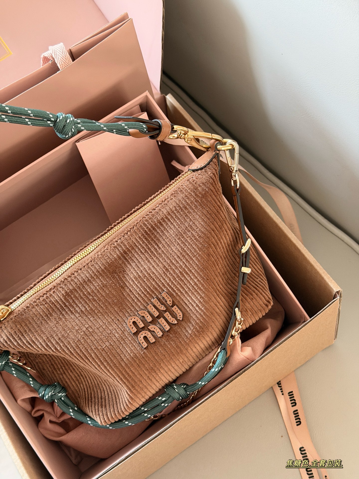 💰 190 配盒 size：底宽18*15cm miumiu 灯芯绒小饭盒~ 自带冲浪绳！！ 秋冬氛围感拉满 性价比之王 休闲百搭的饭盒包又来噜!!