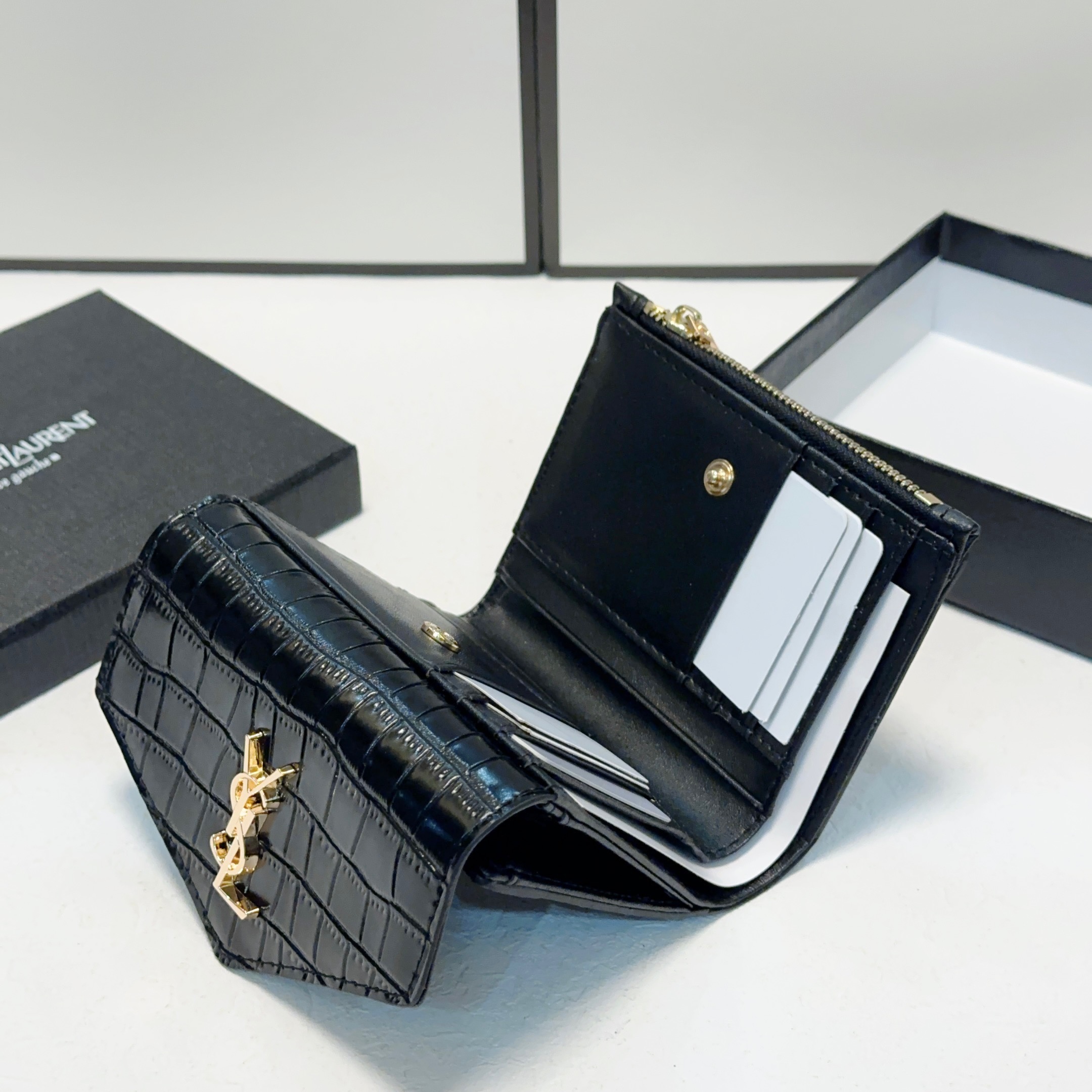 P100🎀🎀颜色 黑🎀尺寸 10x9🎀圣罗兰爆款压纹牛皮小钱包🔥款式经典做工精细耐磨耐用手感极佳❤️