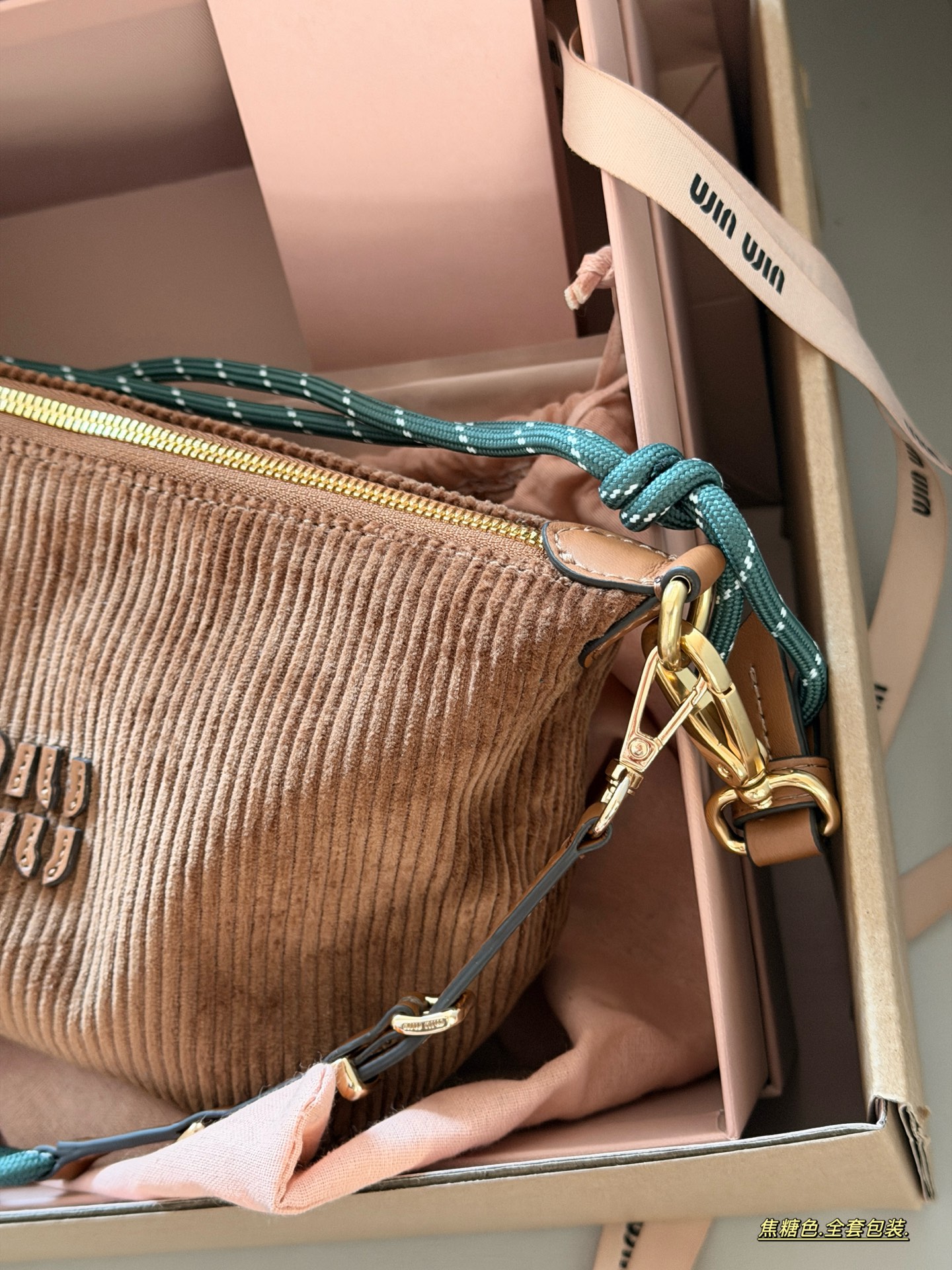 💰 190 配盒 size：底宽18*15cm miumiu 灯芯绒小饭盒~ 自带冲浪绳！！ 秋冬氛围感拉满 性价比之王 休闲百搭的饭盒包又来噜!!