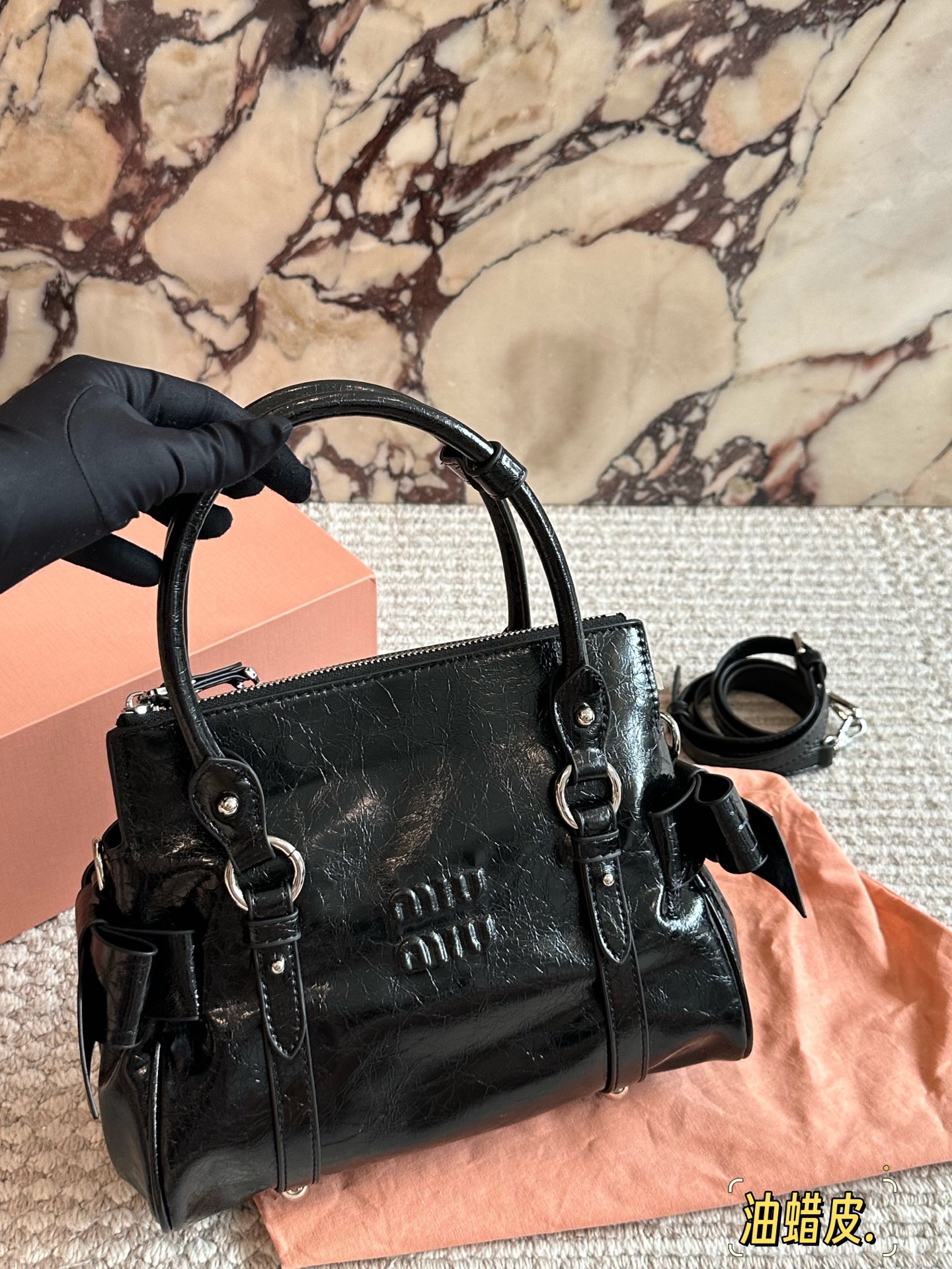 p280 MiuMiu蝴蝶结机车包 ✨MiuMiu蝴蝶结机车包,油蜡小牛皮材质,细腻光泽+复古褶皱感,摩卡棕配银色五金,甜酷复古风满分!两侧蝴蝶结超少女,手提斜挎都OK,日常通勤、休闲出街都能轻松驾驭👜。容量适中,手机、化妆品都能装,实用又时髦,是MiuMiu经典复刻款,复古与现代感兼具,超适合喜欢个性风格的姐妹们!💖25cm配盒子