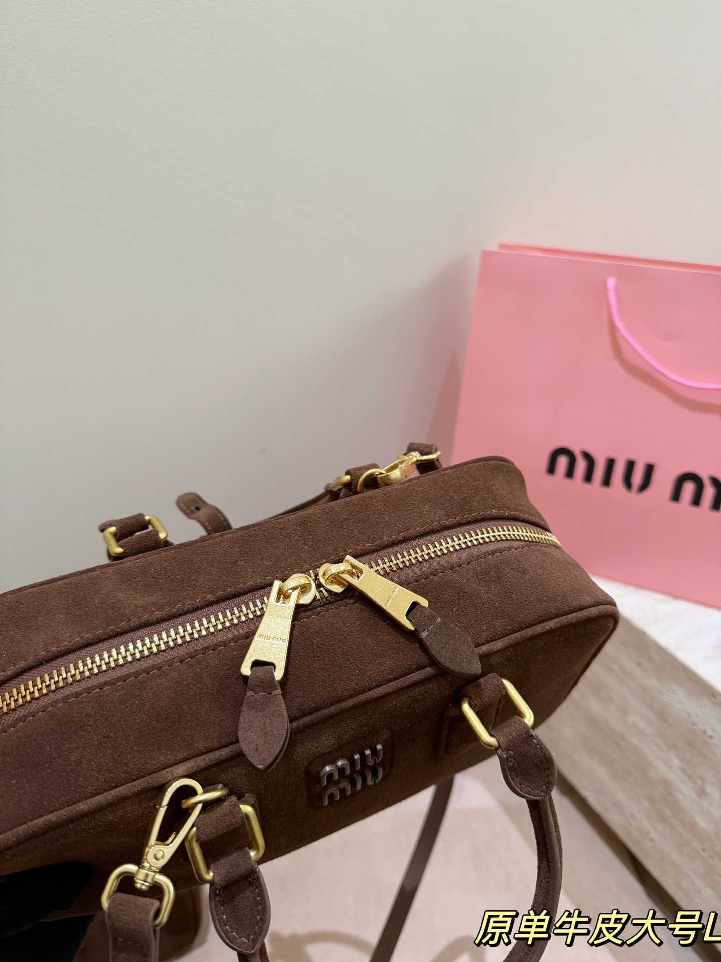 头层牛皮 P275 Miu新品 高级麂皮保龄球包 时尚绝美 大方且与众不同 日常 出街必入款 凸显功能性 实用主义 柔软舒服的触感 彰显 MiuMiu 女性愈加自信，务实，前卫和酷炫的态度 尺寸：28.16cm配礼盒🎁