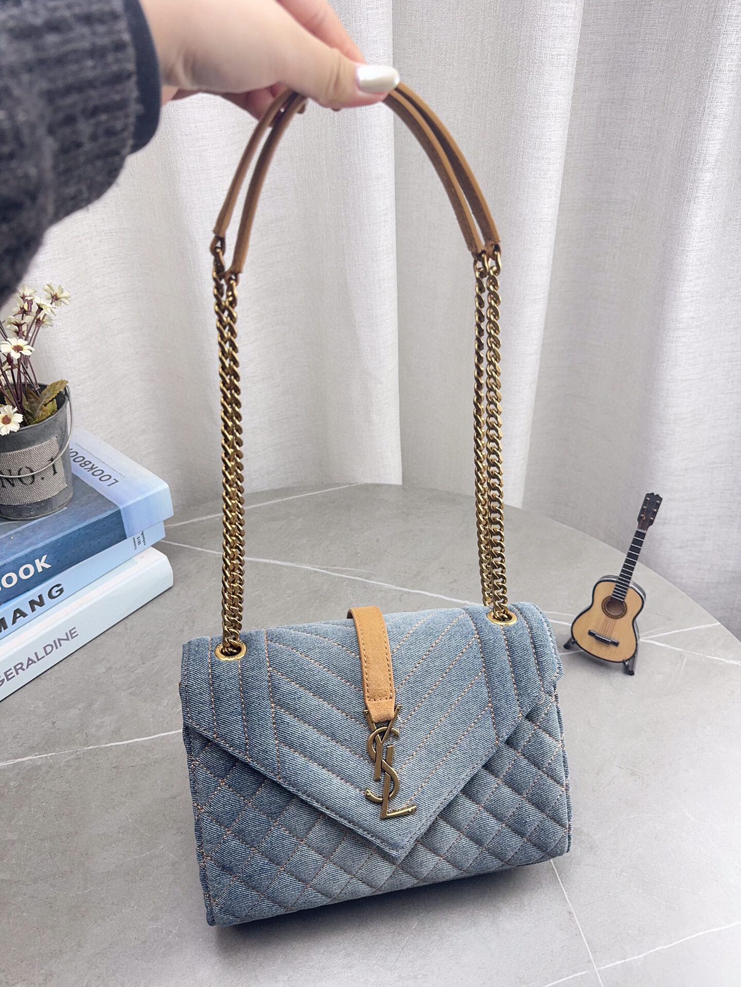 折叠飞机礼盒包装 高品质YSL圣罗兰牛仔链条信封包 简约才是百搭公式。 复古又时髦，妥妥的街拍神器。 出街通勤都可。 容量很大，可肩背、斜挎。 搭配很显高级感。 是帅气女孩不可缺少的一款经典存在。 尺寸24*17cm p185