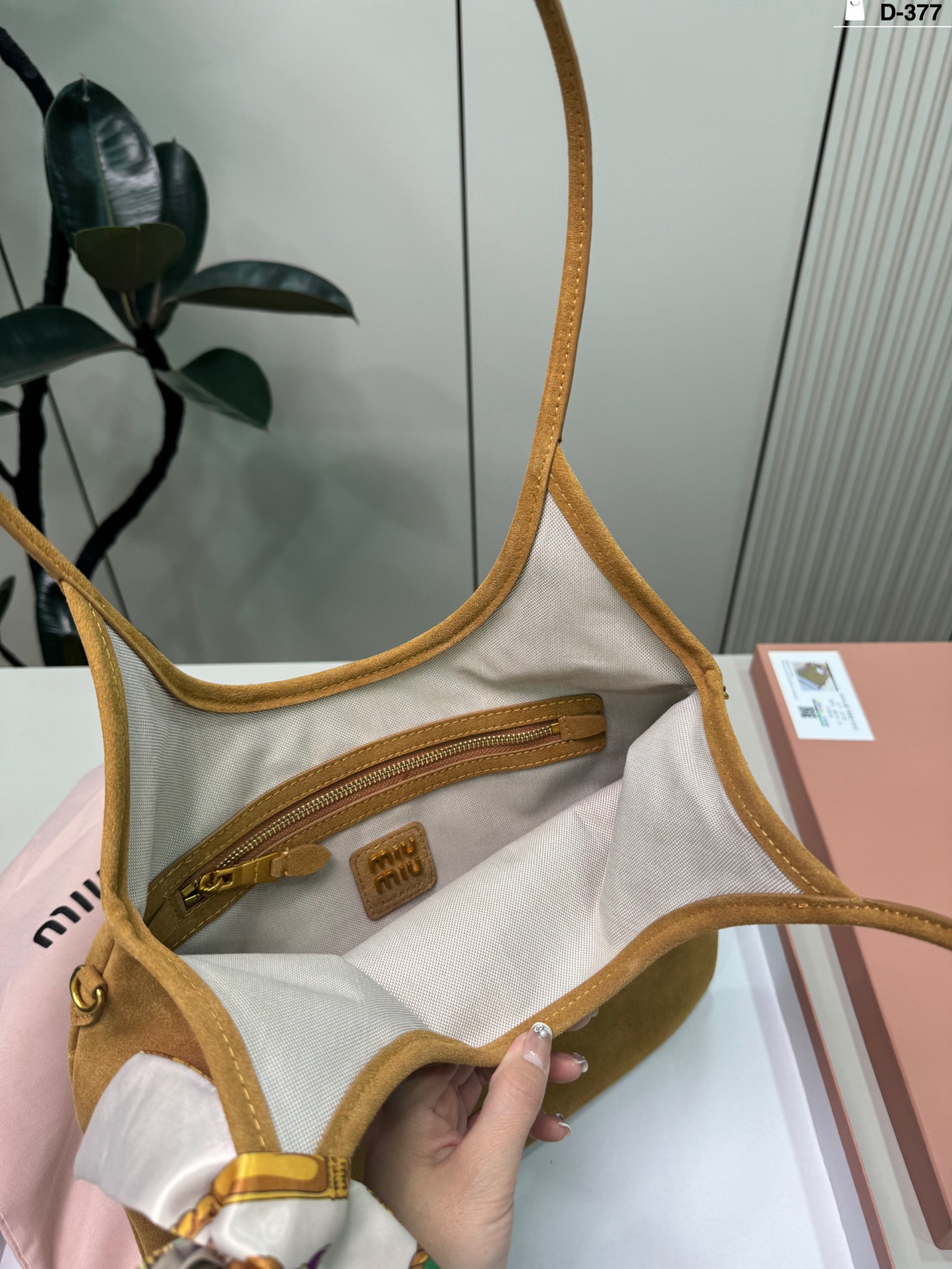 💰p155 D-377尺寸35×33配盒 miumiu缪缪ivy托特包 有种谁背都是萌萌的既视感hahaha~ 帆布牛皮皮质哦!