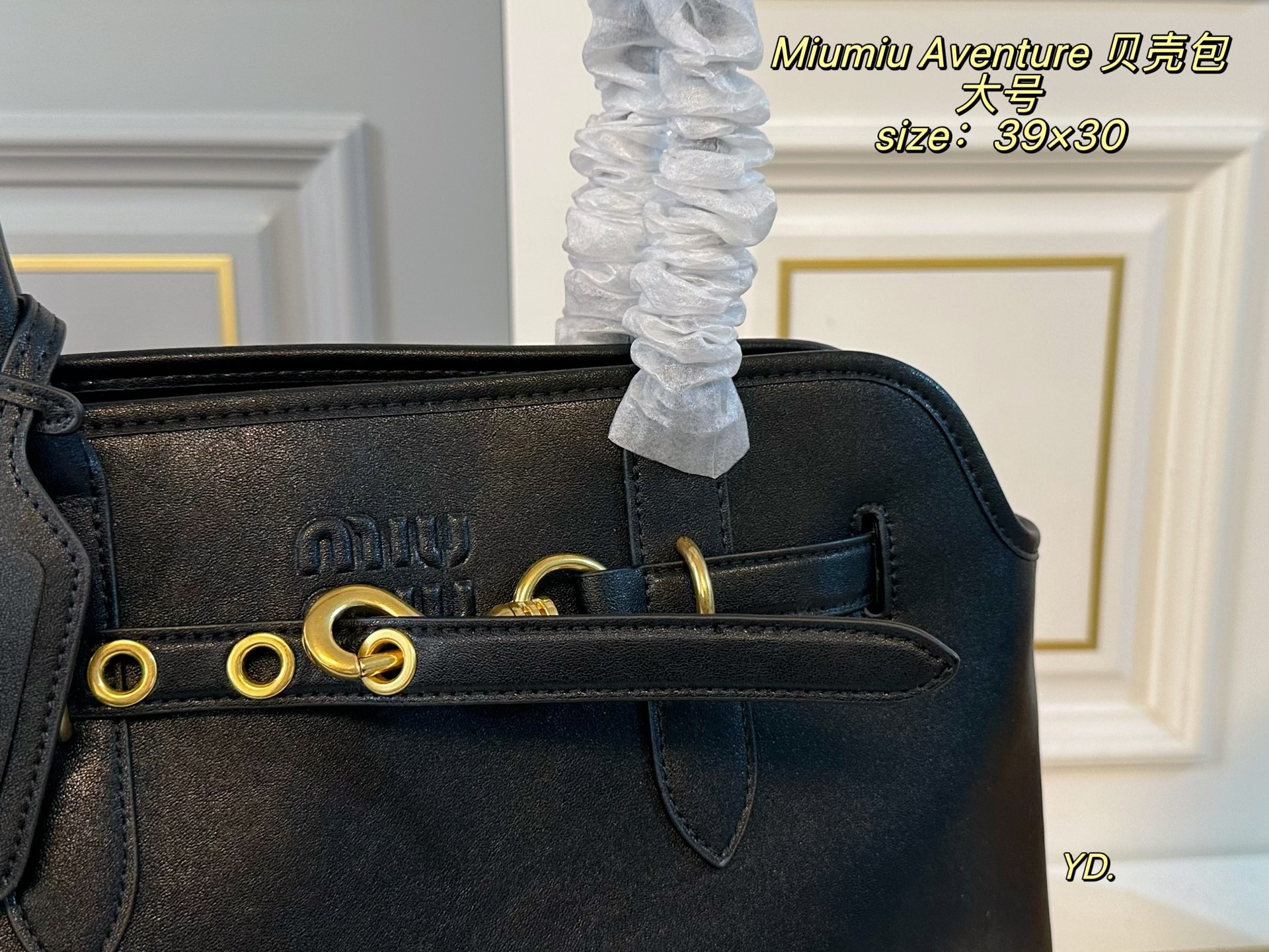 P250大号（无盒） size：39&times;30大号 MiuMiu缪缪新款Aventure24贝壳包 💕 皮质有种做旧年代感 复古感满满 自重轻，设计感强，洋气时髦 超大空间，又高级又能装‼️