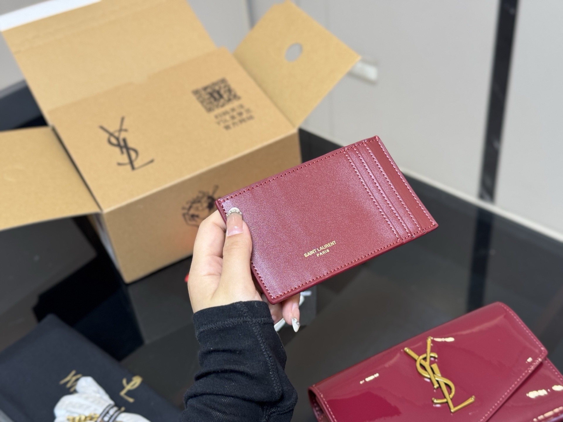 &yen;150 配折叠盒飞机盒 size：19*12cm 圣罗兰 woc二合一信封包 牛皮看起来质感特别好！耐磨耐用！ 🉑️斜挎🉑️