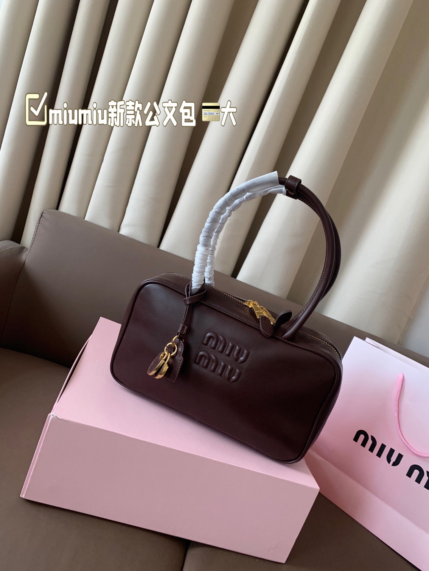 大P260 miumiu新款公文包 今年的风刮的太猛了 老多爆款了! 这款的版型太受欢迎! #miumiu 这一季不管是单肩包 #miumiu包 还是托特包都超级可爱! 尺寸 大29*17