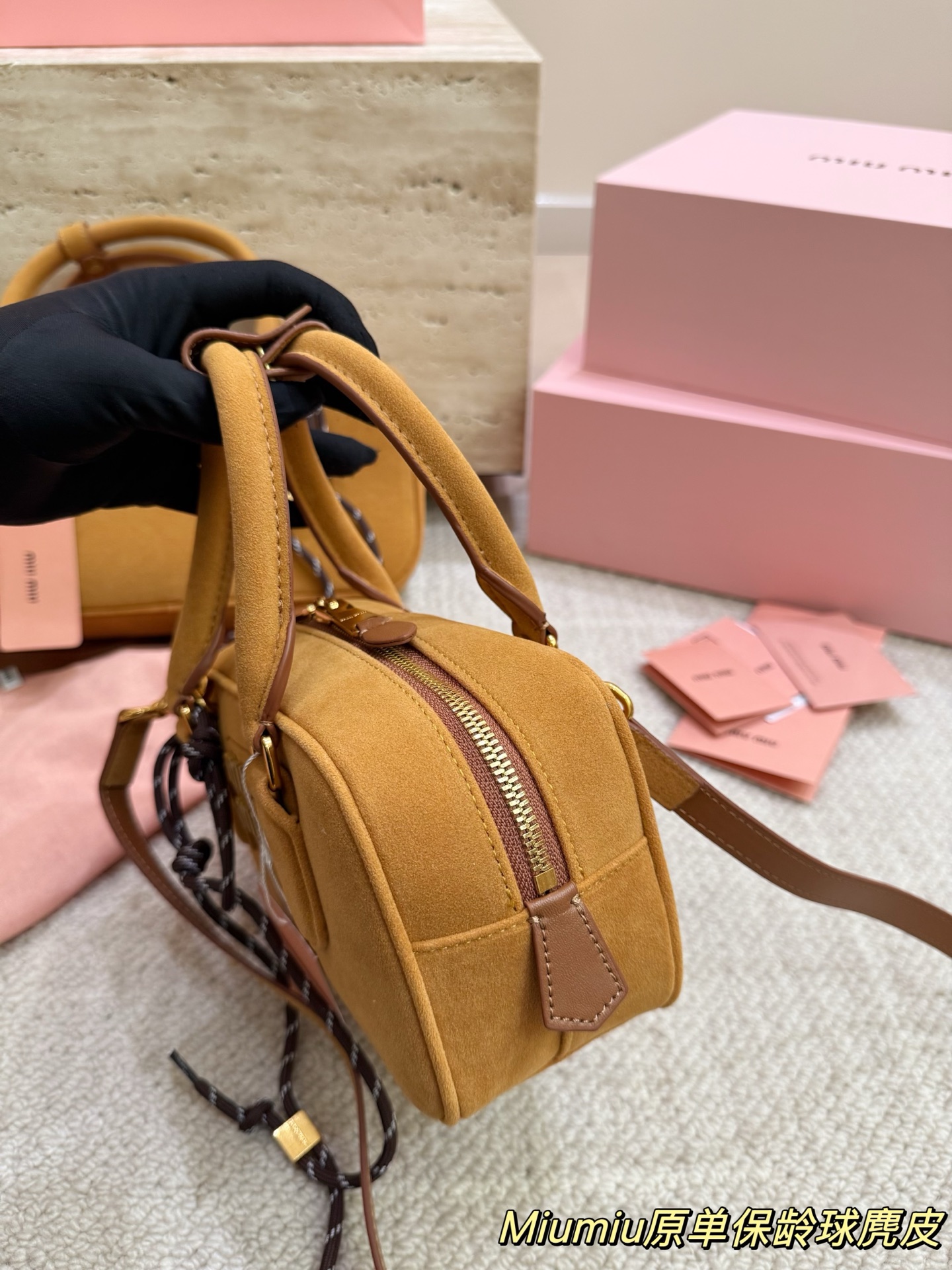 复刻版 麂皮 P200 P190 miumiu限定款保龄球包 简单又好看 miumiu而且超级实用， #miumiu新款包包 尺寸大号28 16cm 小号23 14cm