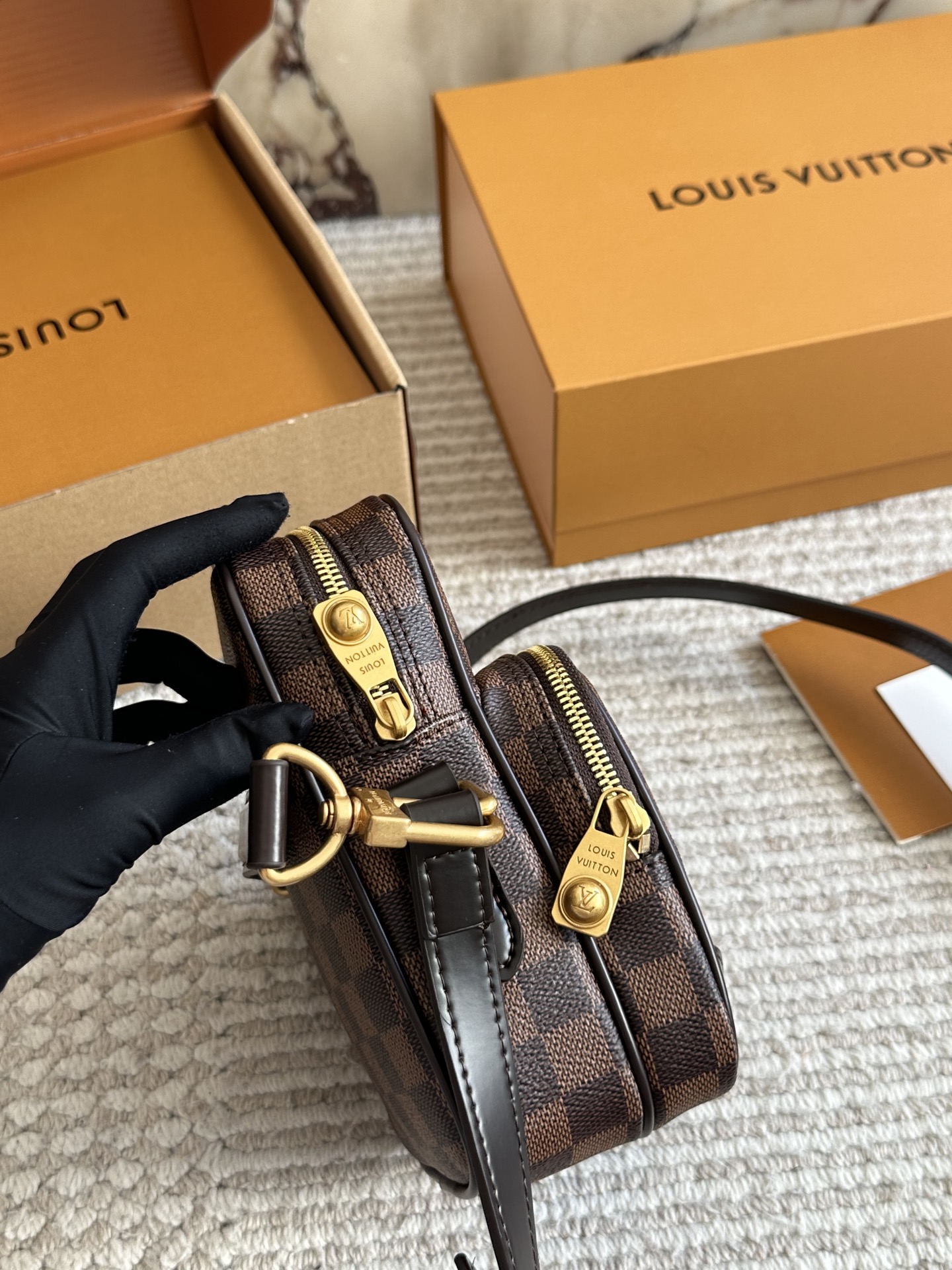 LV手机包相机包p200 M14014老花這款時尚的Amazone斜背袋以Monogram帆布襲作配有復古皮革護角雙邊和可拆式肩帶Pharrell William以1980年代為靈感創作出這款精繳小巧的斜背袋完美糅合復古魅力和精繳現代風格手袋配備珍珠拉鏈頭更設有可調節長度的肩帶,攜帶時倍感舒適size: 20x13.5x8cm #LV手机包#新款包包#美包分享#迷你