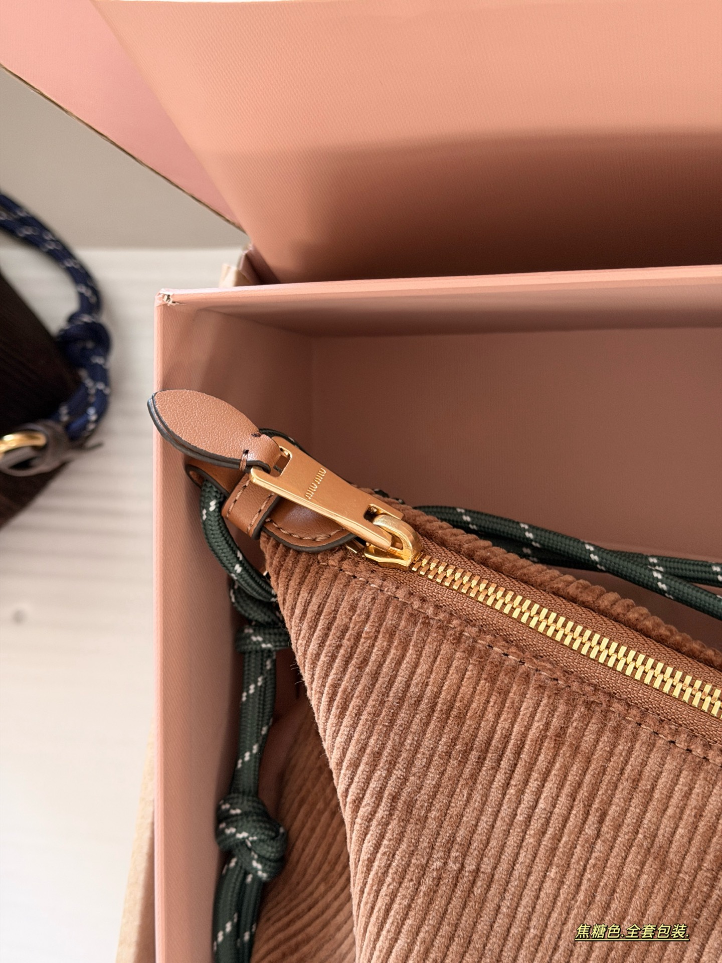 💰 190 配盒 size：底宽18*15cm miumiu 灯芯绒小饭盒~ 自带冲浪绳！！ 秋冬氛围感拉满 性价比之王 休闲百搭的饭盒包又来噜!!