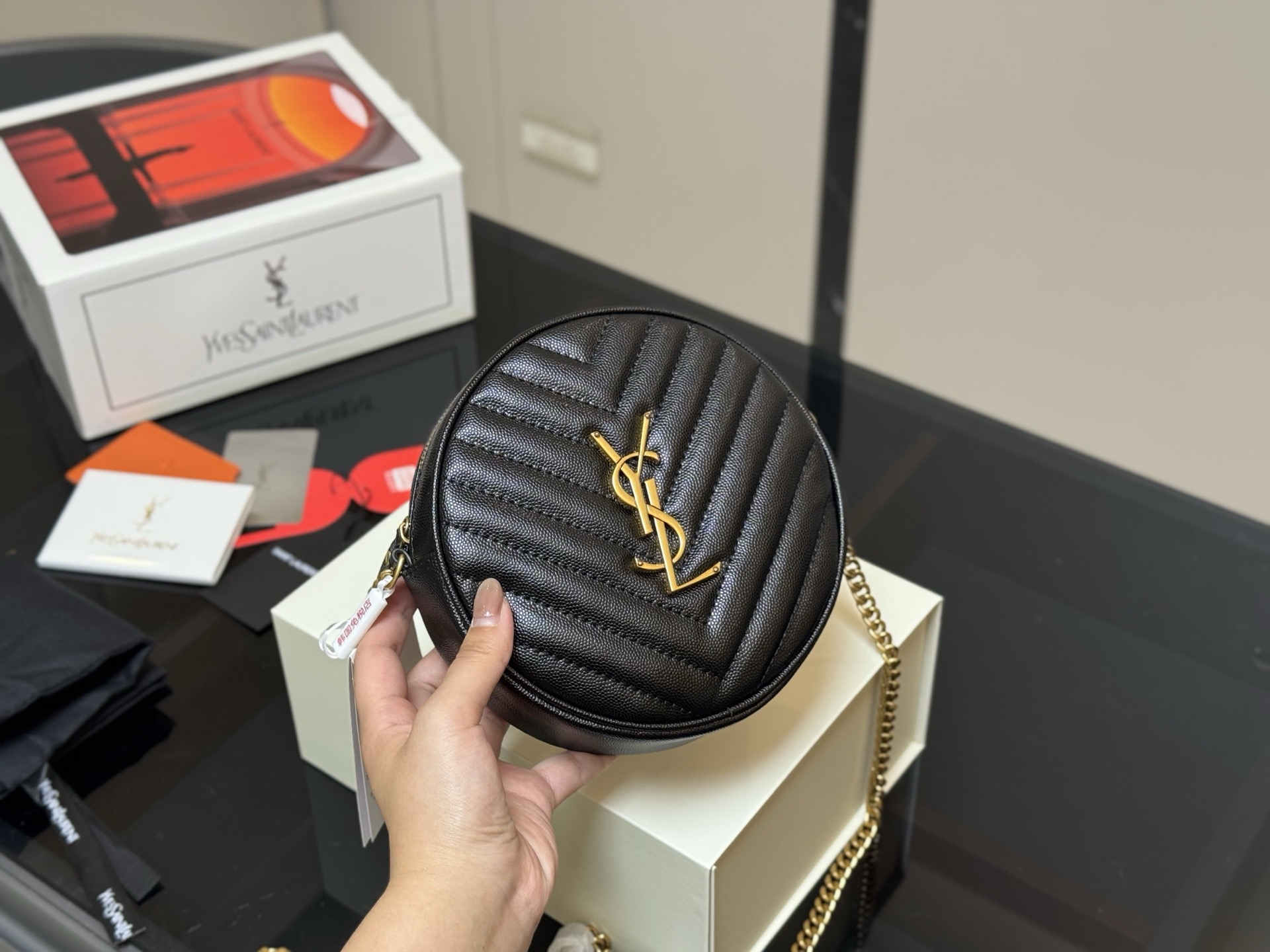 &yen;140 配折叠盒飞机盒 size：17.17cm 圣罗兰 圆饼包 鱼子酱看起来质感特别好！ 耐磨耐用！ 🉑️斜挎🉑️