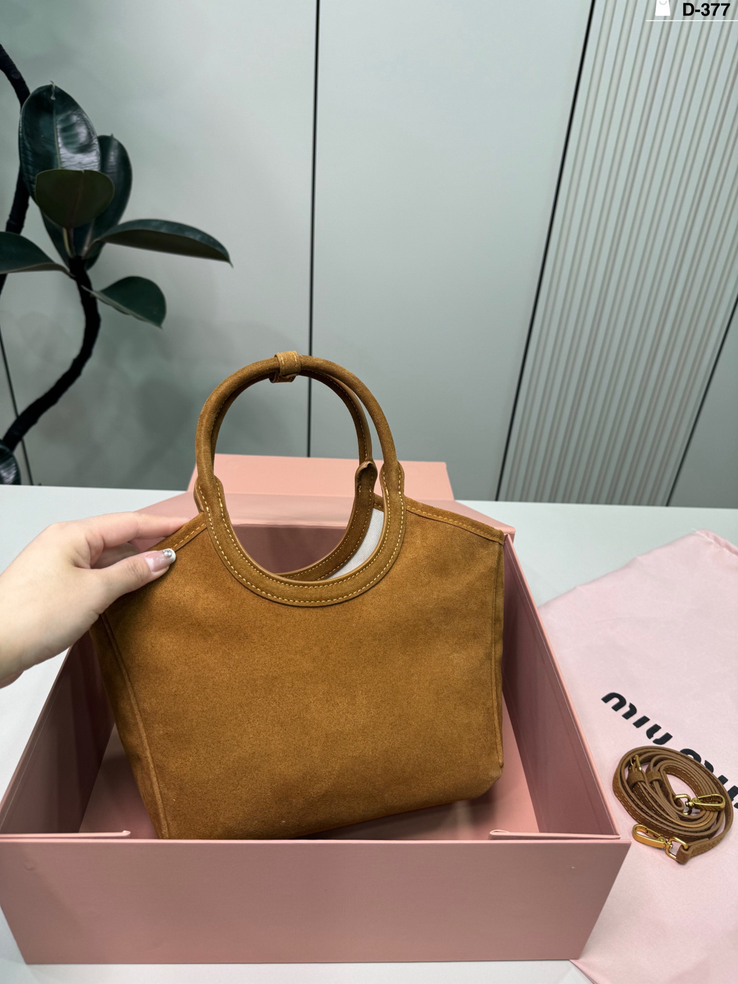 💰p165 D-377尺寸22&times;18折叠盒 Miu Miu Ivy手袋， 简约复古风满满! 通勤休闲都能搭。 秋冬穿搭必备，轻松提升造型感。尺寸适中，实用又时髦，是Miu Miu热门单品，时髦精们都在入手!