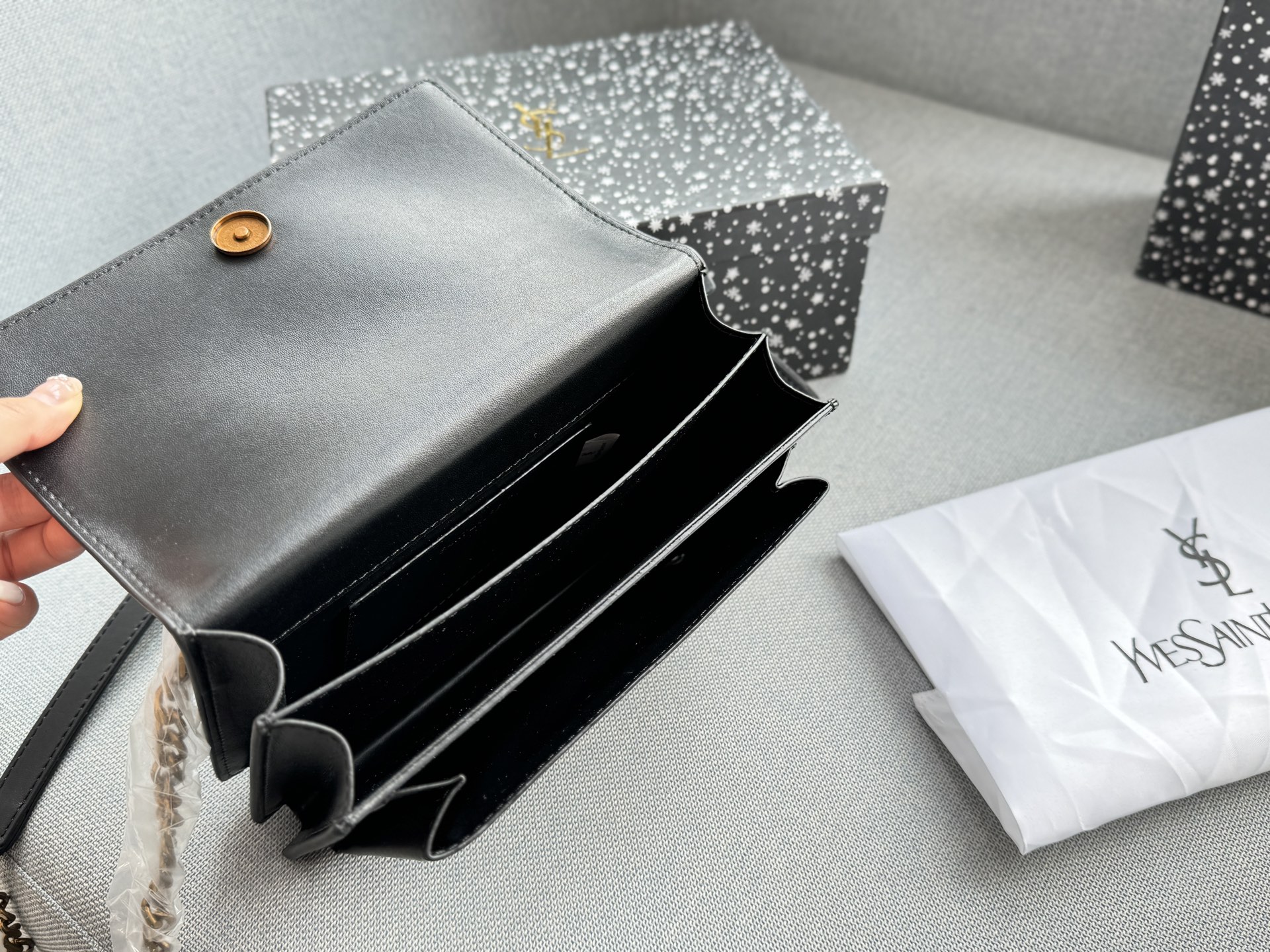 💰130 天地盖 size：22&times;15 圣罗兰 YSL SUNSET 徽章 日落包单肩斜挎手提包 链条包 低调奢华又复古计。包身硬挺，风琴式翻盖+徽章装饰，细节满分! 小巧实用，通勤休闲都 OK。内部多层隔层，收纳力强，链条肩带可单肩/斜挎，百搭灵活。