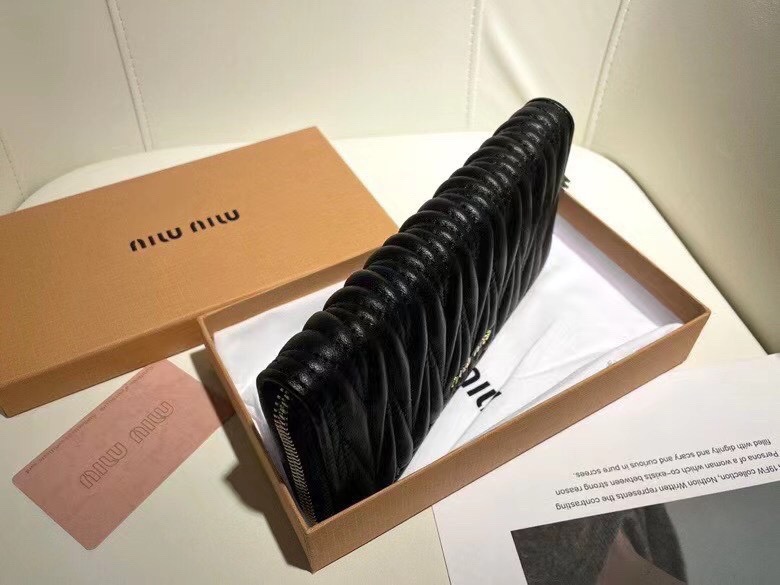 P95🎀miumiu 5550🎀颜色 黑色 粉色 🎀尺寸 19*10.5*3.5 🎀miumiu专柜最新款！专柜爆款热力来袭，经典提花压纹设计，釆用顶级进口小羊皮，皮质细腻柔软，做工精细！