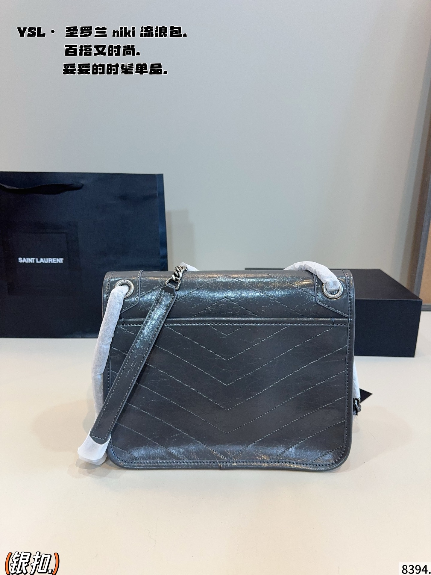 p190配礼盒🎁. 圣罗兰 niki 流浪包 专柜新款Ysl圣罗兰 早已成为明星/网红们最爱的这只 低调却超显高逼格气质 据说是ysl girl人手必备 优雅高贵的她成为潮流人士口中最爱的It Bag制造机 拥有无穷魅力 时尚感极强 柔软质感 黑色五金十分抢眼 单肩/斜挎百搭各种服饰 尺寸：28*9*20/cm