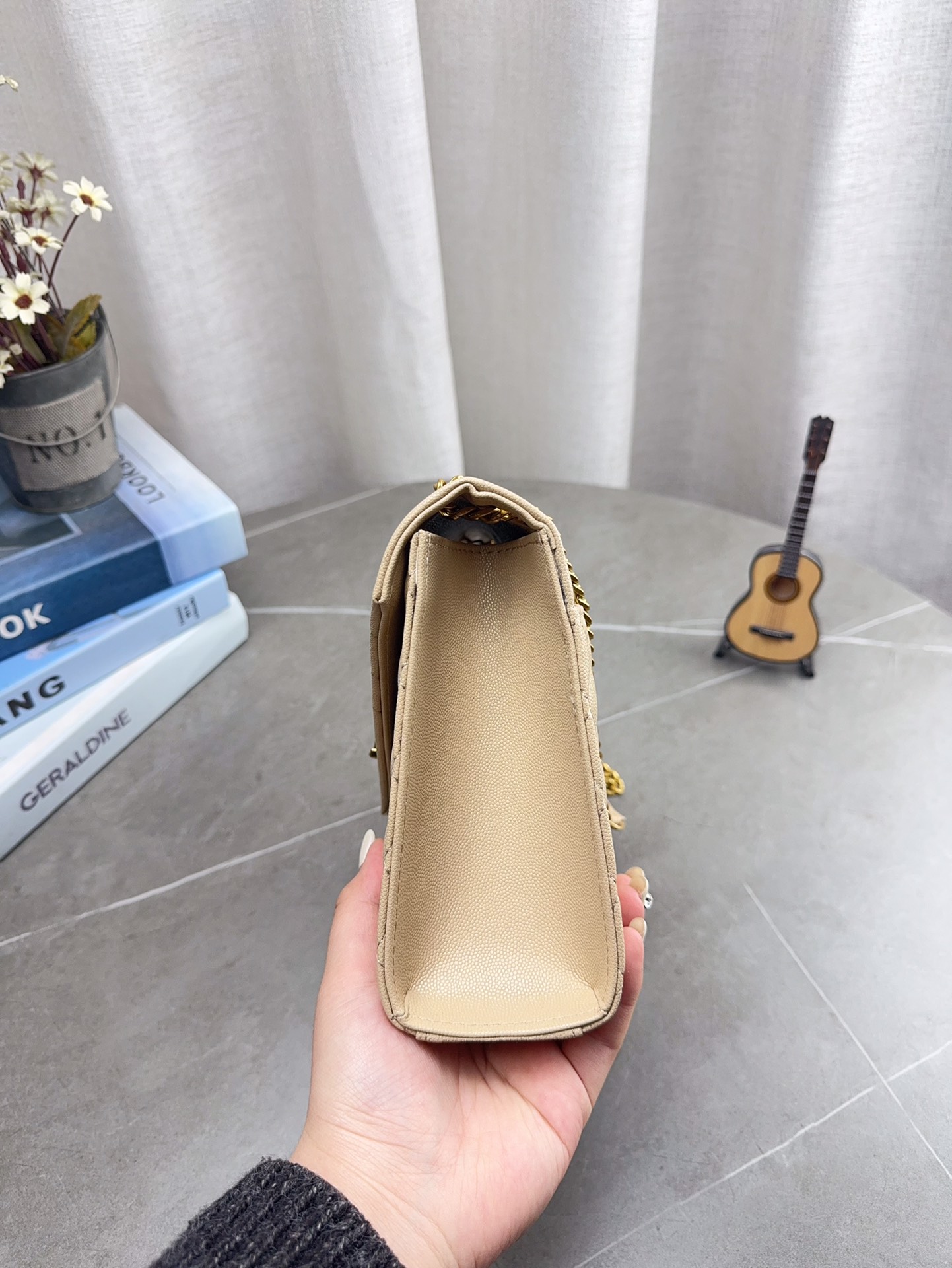 折叠礼盒包装 高品质YSL圣罗兰链条信封包 简约才是百搭公式。 复古又时髦，妥妥的街拍神器。 出街通勤都可。 容量很大，可肩背、斜挎。 搭配很显高级感。 是帅气女孩不可缺少的一款经典存在。 尺寸24*17cm p150