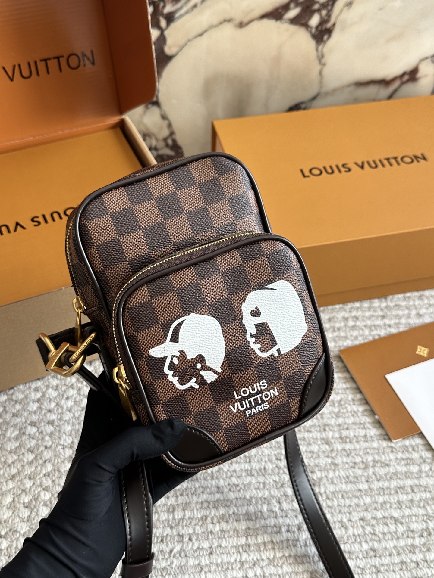 LV手机包相机包p200 M14014老花這款時尚的Amazone斜背袋以Monogram帆布襲作配有復古皮革護角雙邊和可拆式肩帶Pharrell William以1980年代為靈感創作出這款精繳小巧的斜背袋完美糅合復古魅力和精繳現代風格手袋配備珍珠拉鏈頭更設有可調節長度的肩帶,攜帶時倍感舒適size: 20x13.5x8cm #LV手机包#新款包包#美包分享#迷你