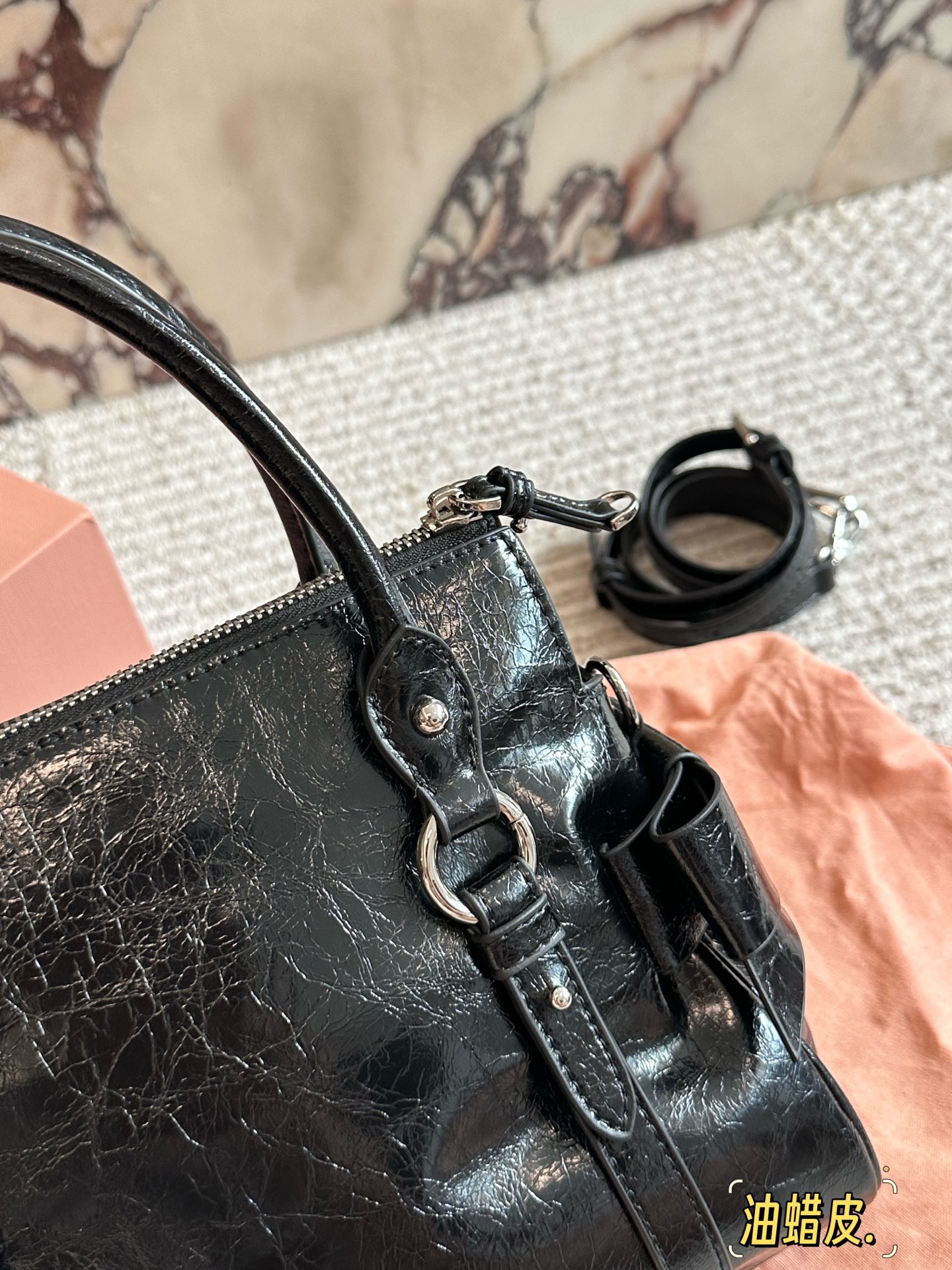 p280 MiuMiu蝴蝶结机车包 ✨MiuMiu蝴蝶结机车包,油蜡小牛皮材质,细腻光泽+复古褶皱感,摩卡棕配银色五金,甜酷复古风满分!两侧蝴蝶结超少女,手提斜挎都OK,日常通勤、休闲出街都能轻松驾驭👜。容量适中,手机、化妆品都能装,实用又时髦,是MiuMiu经典复刻款,复古与现代感兼具,超适合喜欢个性风格的姐妹们!💖25cm配盒子