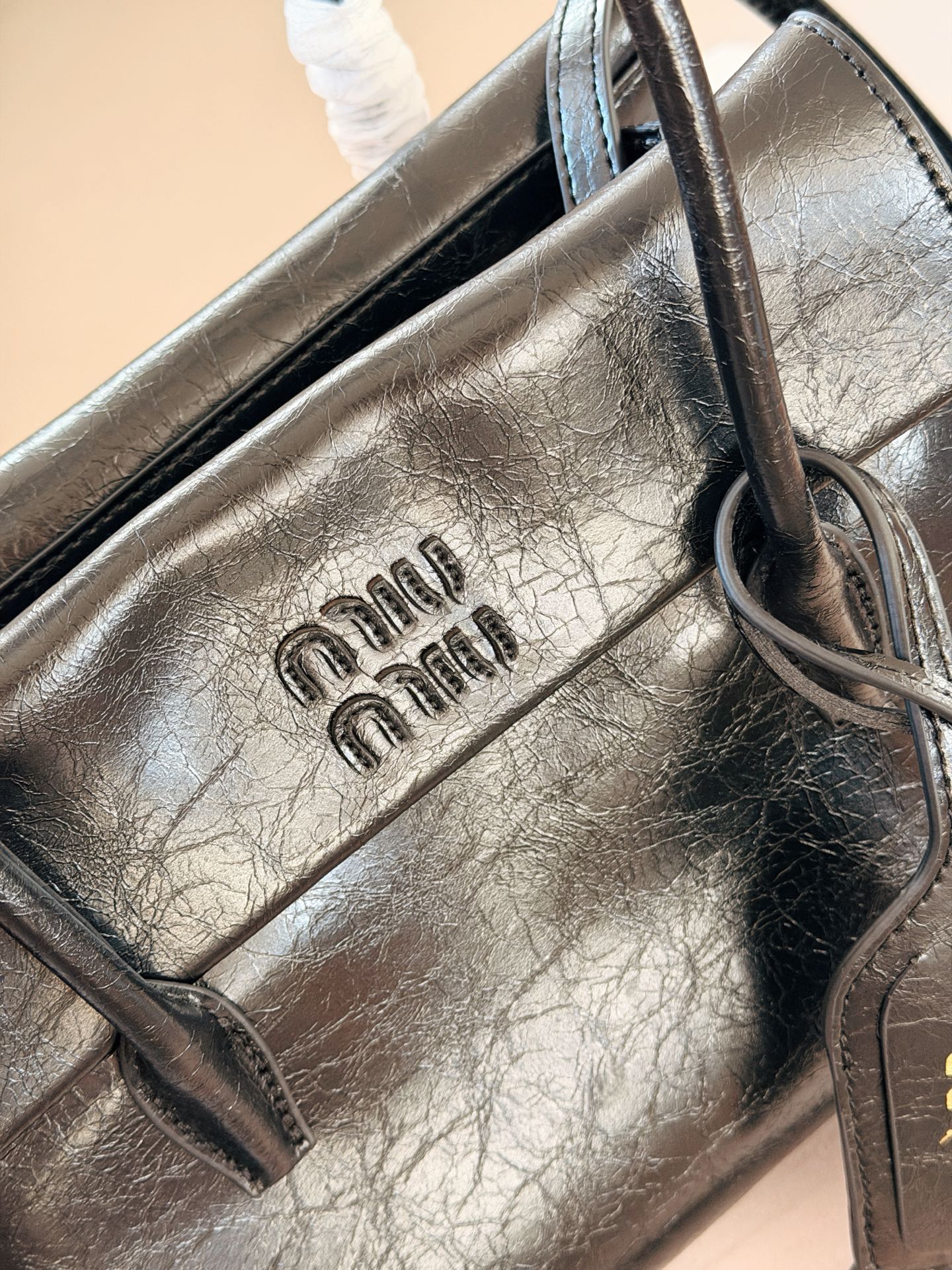 💰225 配盒 size：28*20cm Miumiu Solitaire用上了! 这只Solitaire简直让我一眼万年! 复古调调拿捏得死死的， 亮面皮超级好看 质感也超好！ 两边的翻盖格设计真的很贴心， 磁吸翻盖很方便 可手提可单肩可斜挎， 从实用性来说，这只Solitaire真的nice！