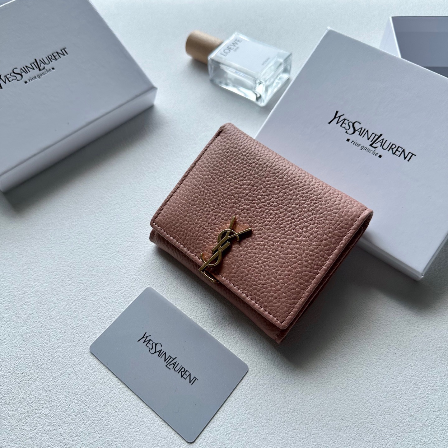 P85🎀🎀颜色 黑 粉🎀尺寸 11x10🎀圣罗兰🆕款♥三折短款钱包💕进口小牛皮质感一流👍独一无二风格,实用内阁超美超时尚美女必备单品🔥