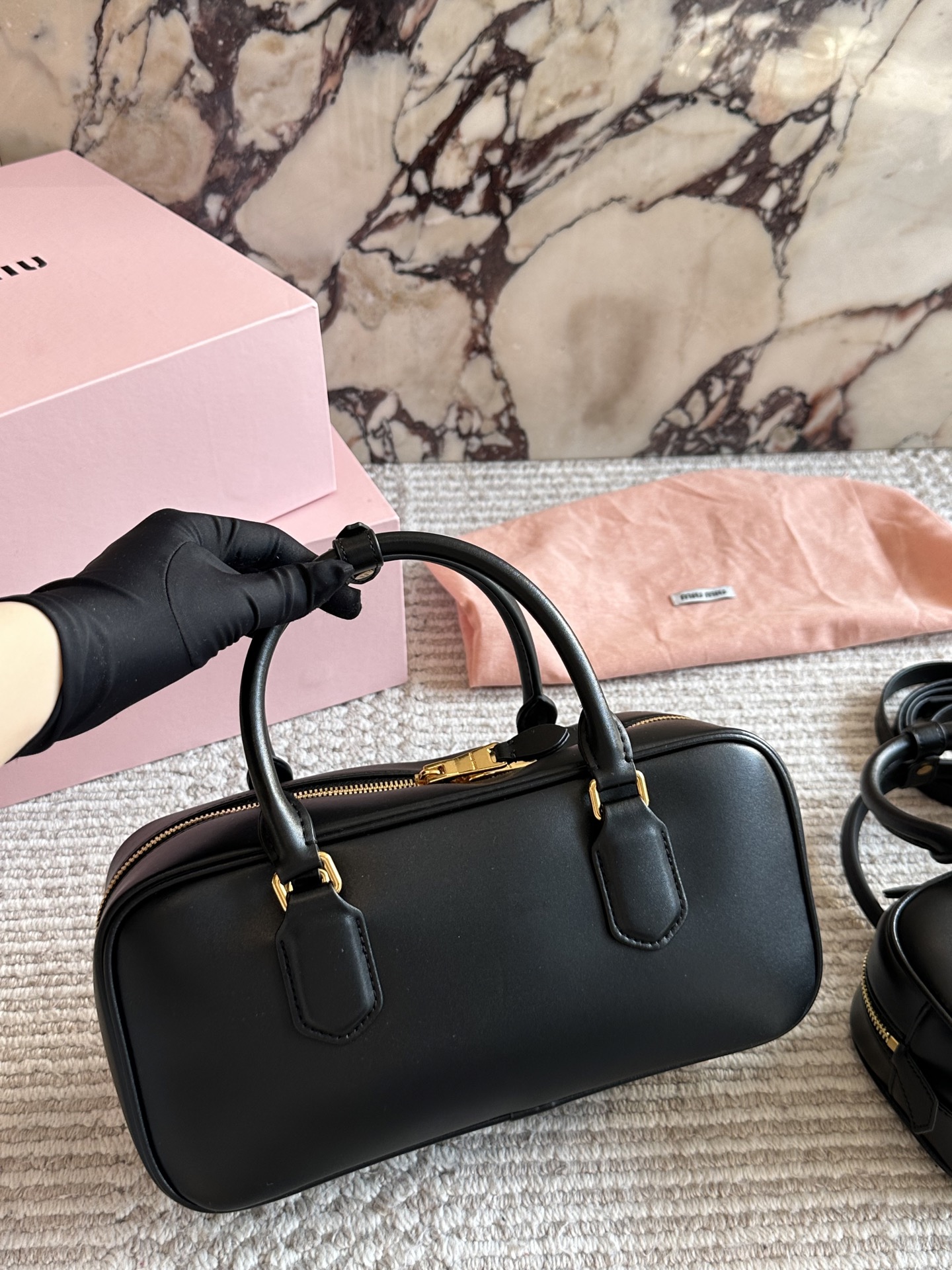 💰190、💰180 配盒 size：22*11cm 27*13cm miumiu保龄球/公文包/ 包包甜度刚好！ 很难不爱啊啊！ 可手拎也可斜挎 绝对不是小废包哦!容量足足的~~ 出场就是miumiu小公主！