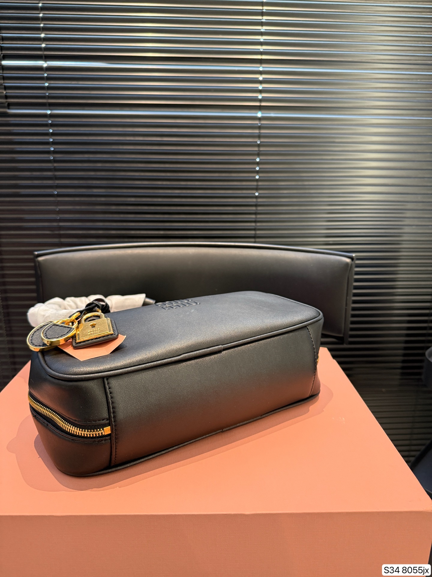 P220配折叠盒子 MIUMIU 保龄球手提包 轻轻松松高级感 包包手感巨好容量也很不赖 简单却又不失华丽 不要觉得会炸眼太高调了什么的 根本不会！ 在你的精简穿搭上简直就是点睛之笔 尺寸：27 12货号8055